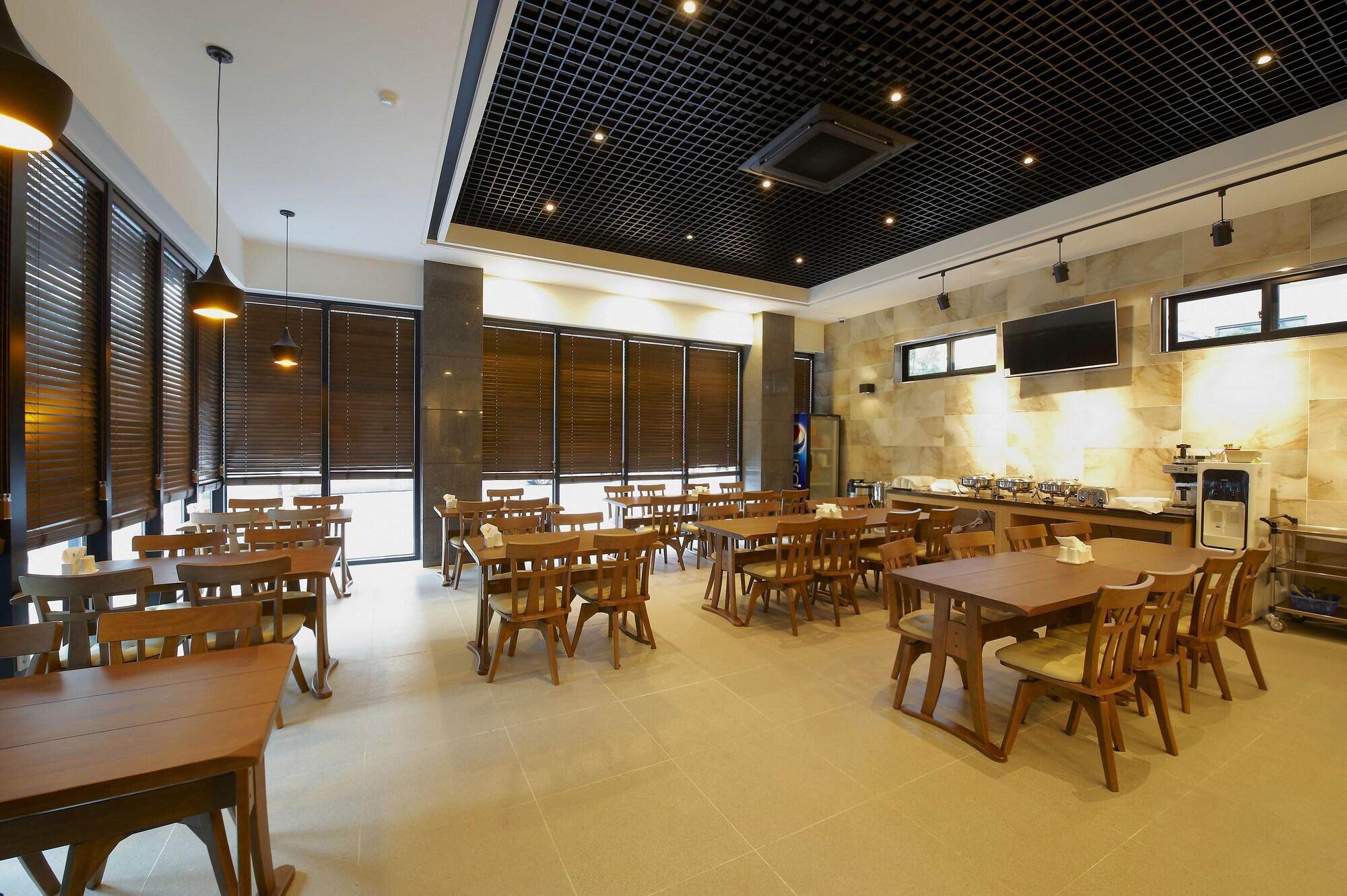 Hotel B