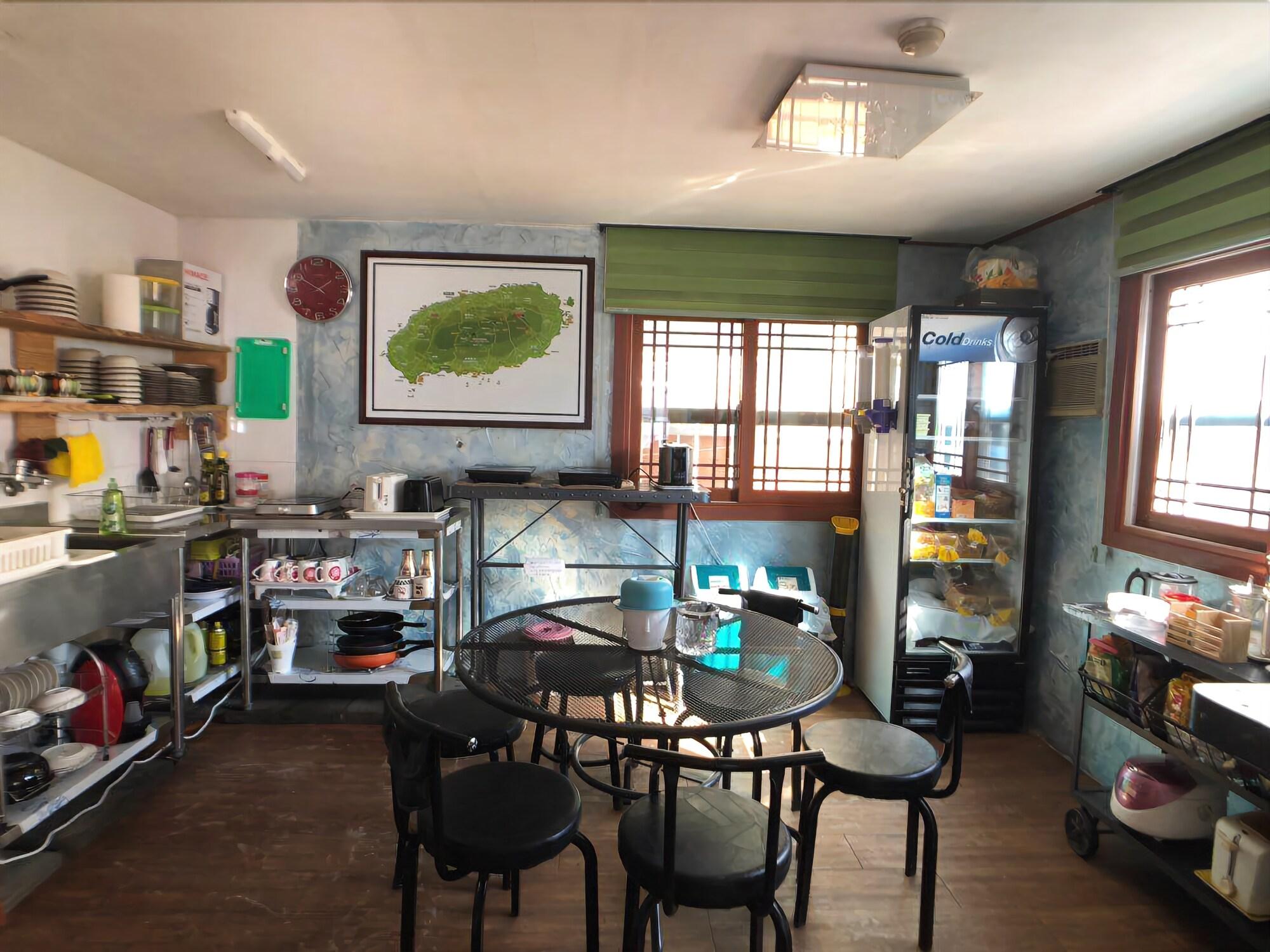 Gudeok Guest House - Hostel