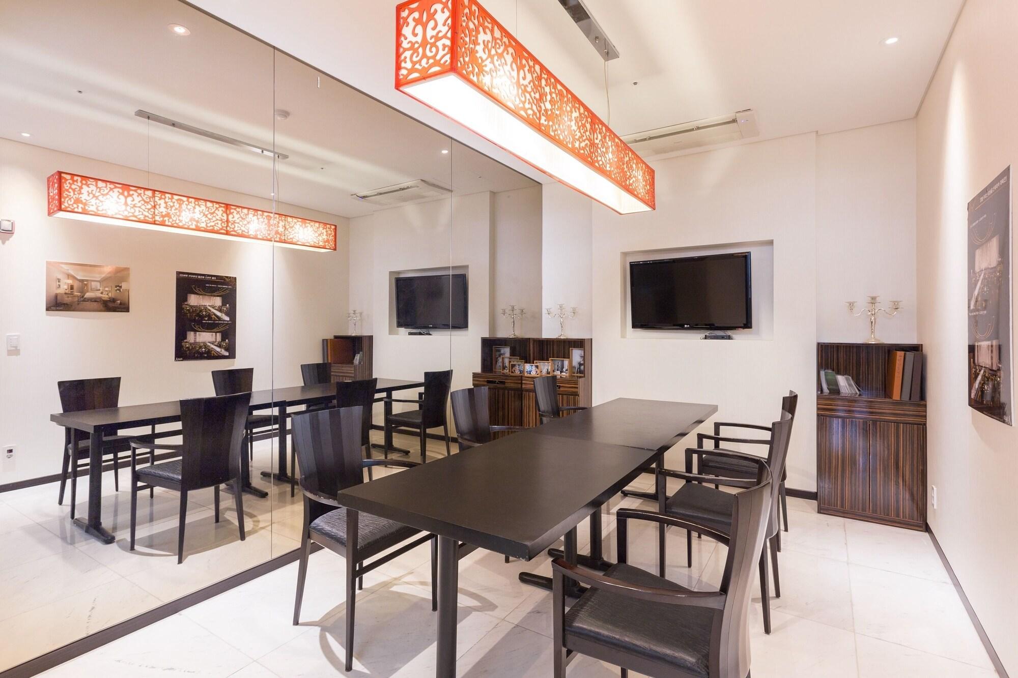 Charis Hotel