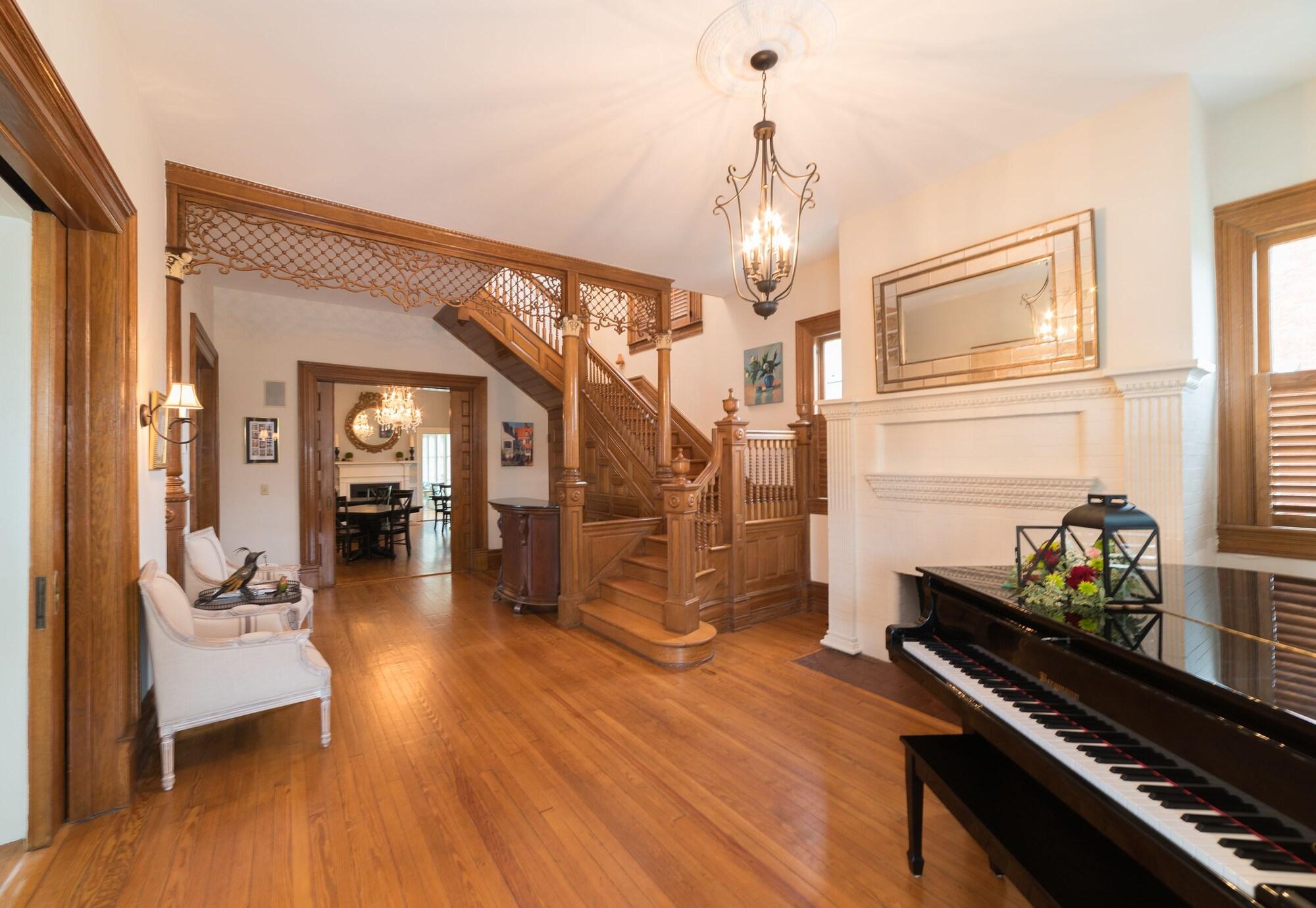 The Jarvis at 220 - Bed and Breakfast and Wedding Venue by null