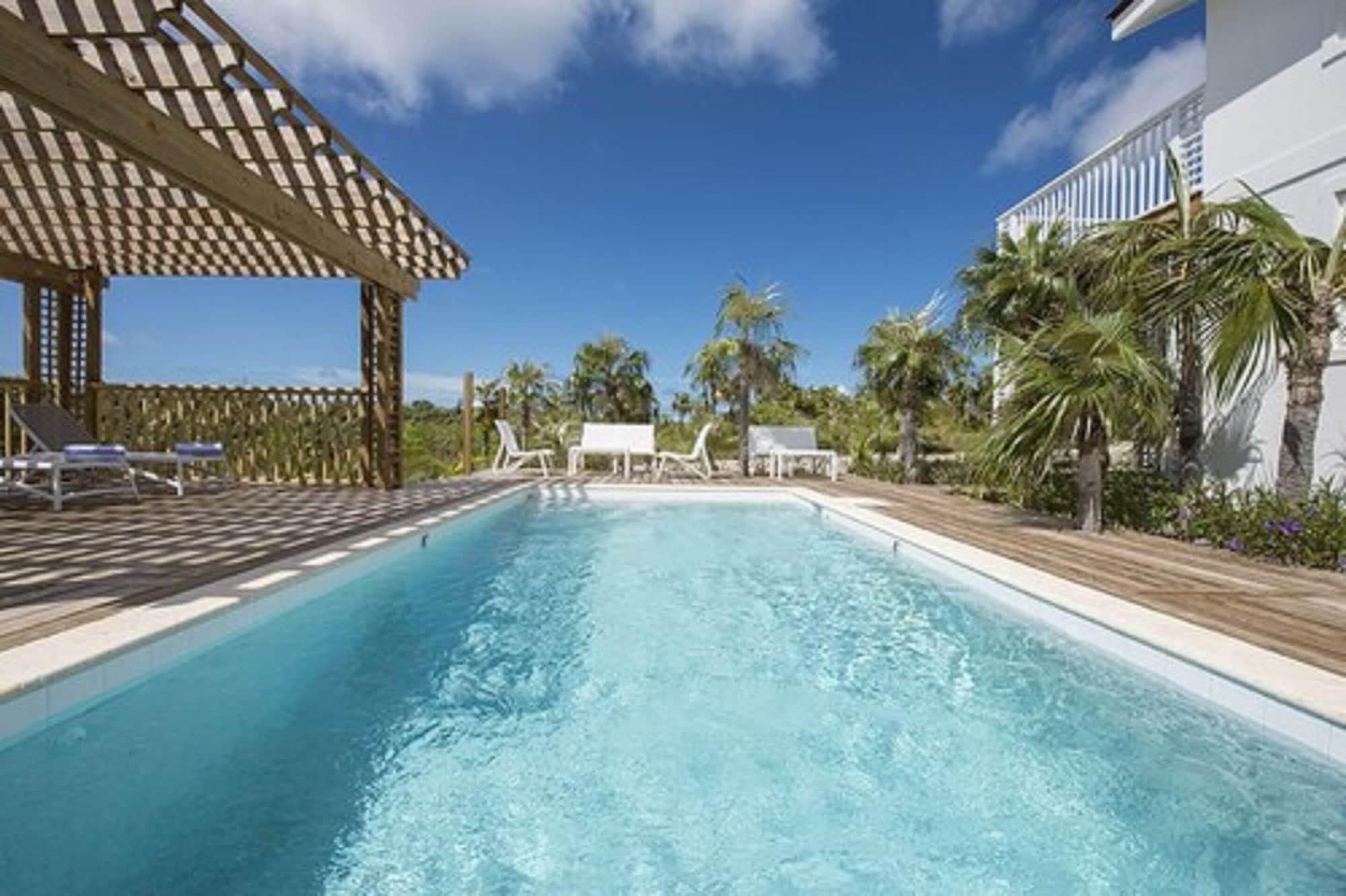 La Bougainvillea by null