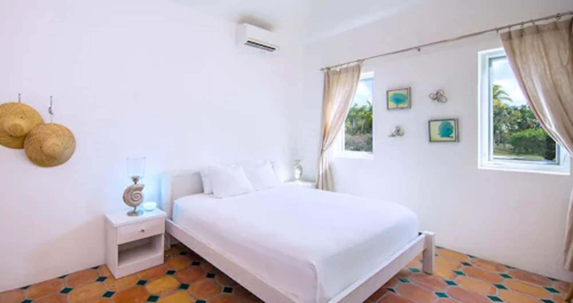 La Bougainvillea by null