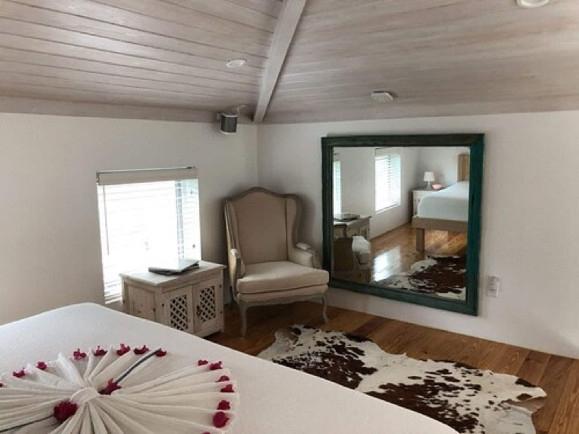 La Bougainvillea by null