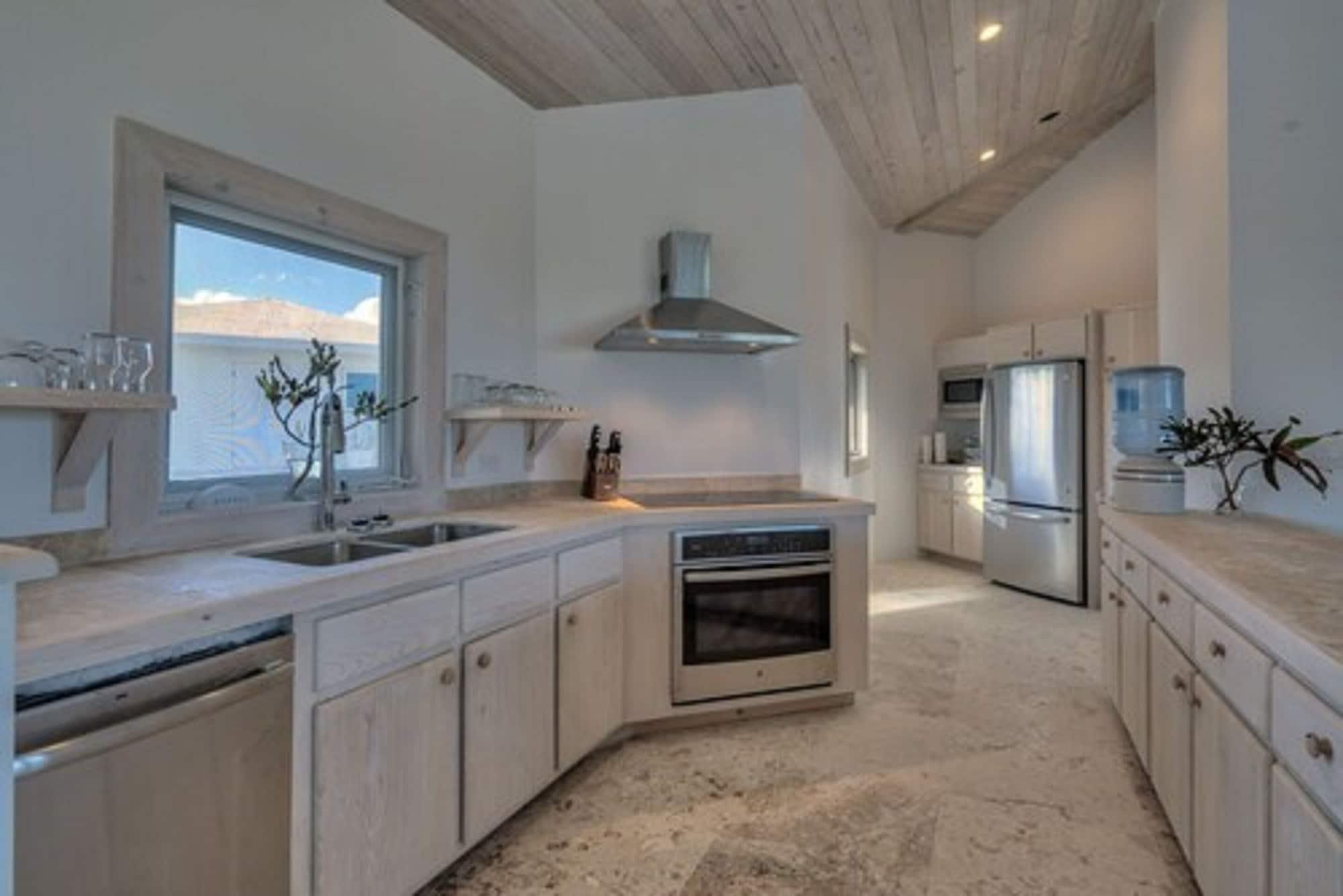 La Bougainvillea by null