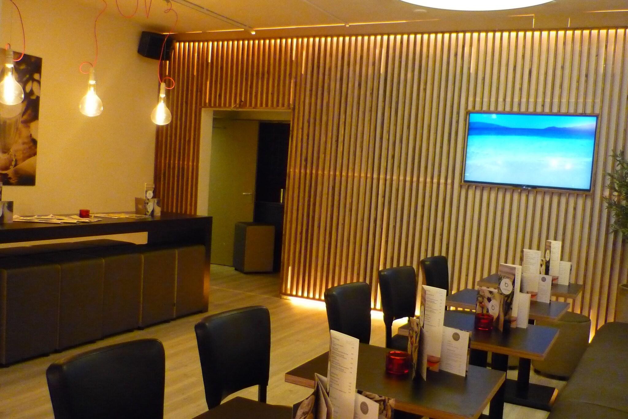 Beez Hotel Cocktail Bar by null