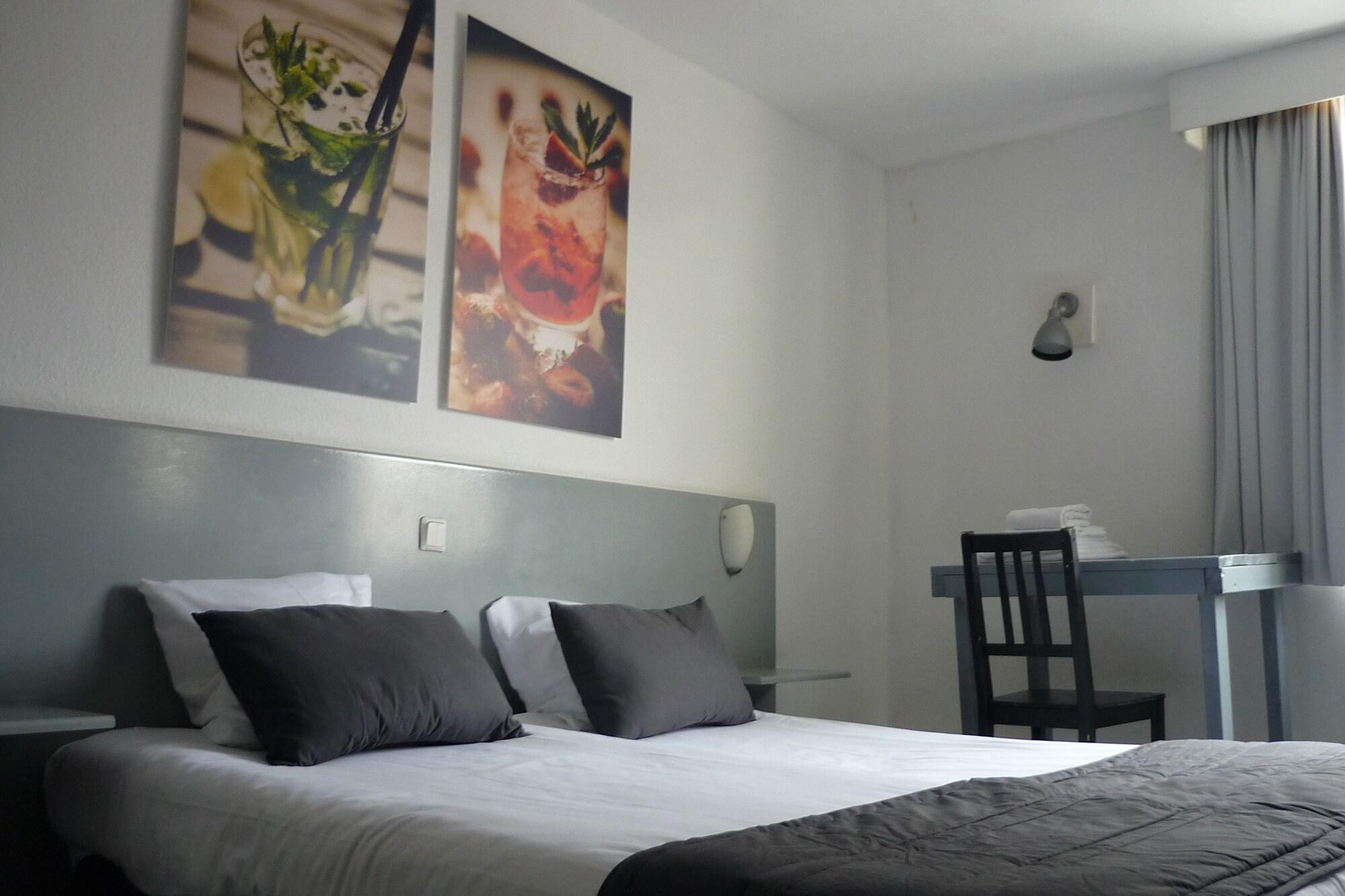 Beez Hotel Cocktail Bar by null