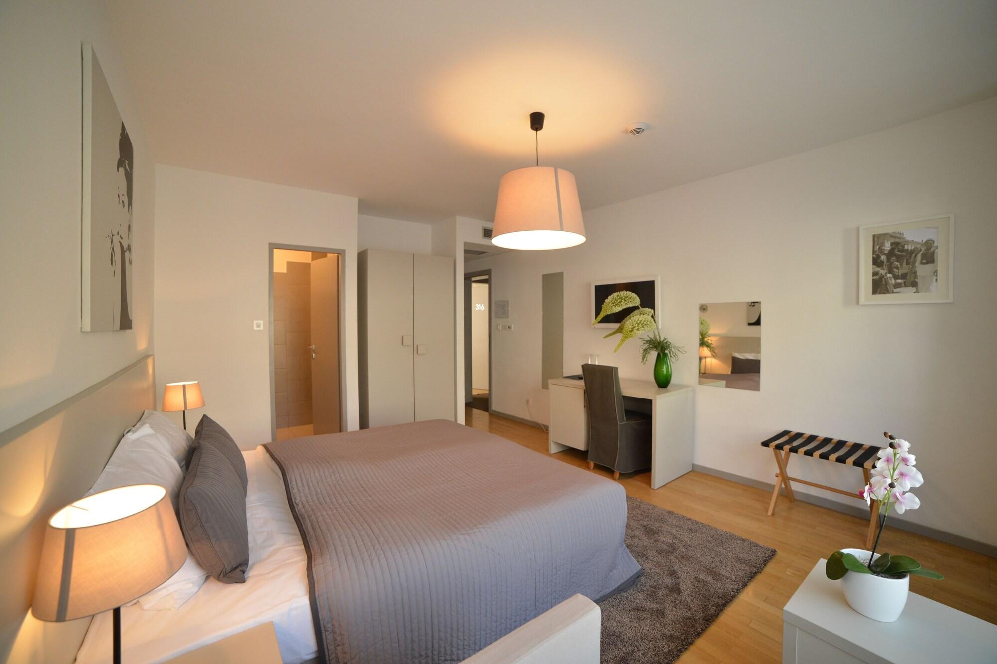 Garden Hotel by null