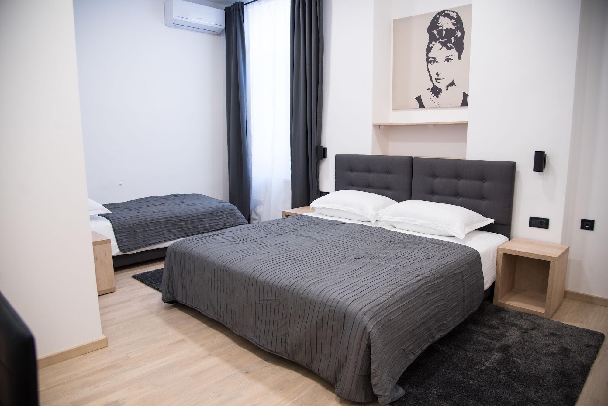 Garden Hotel by null