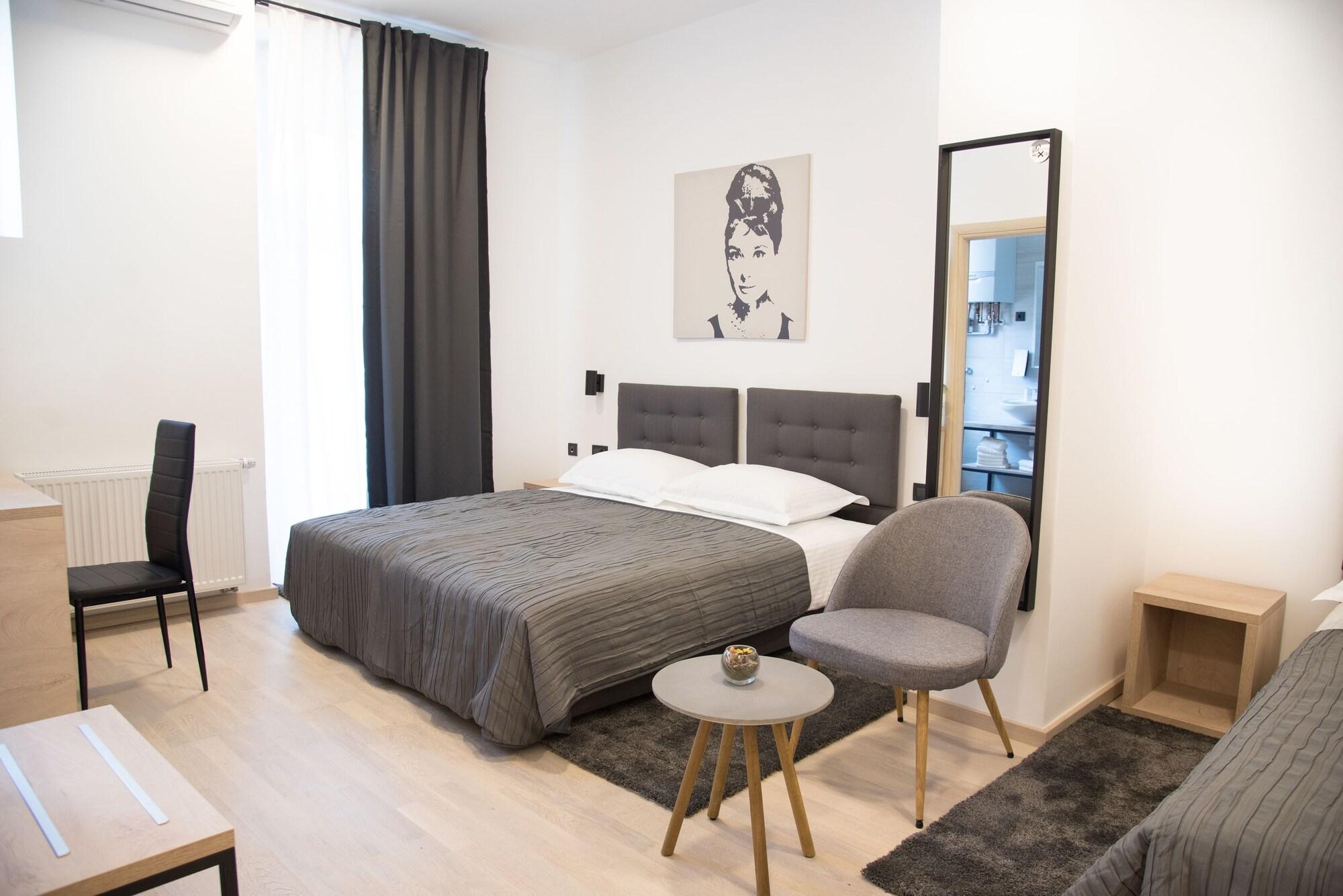 Garden Hotel by null