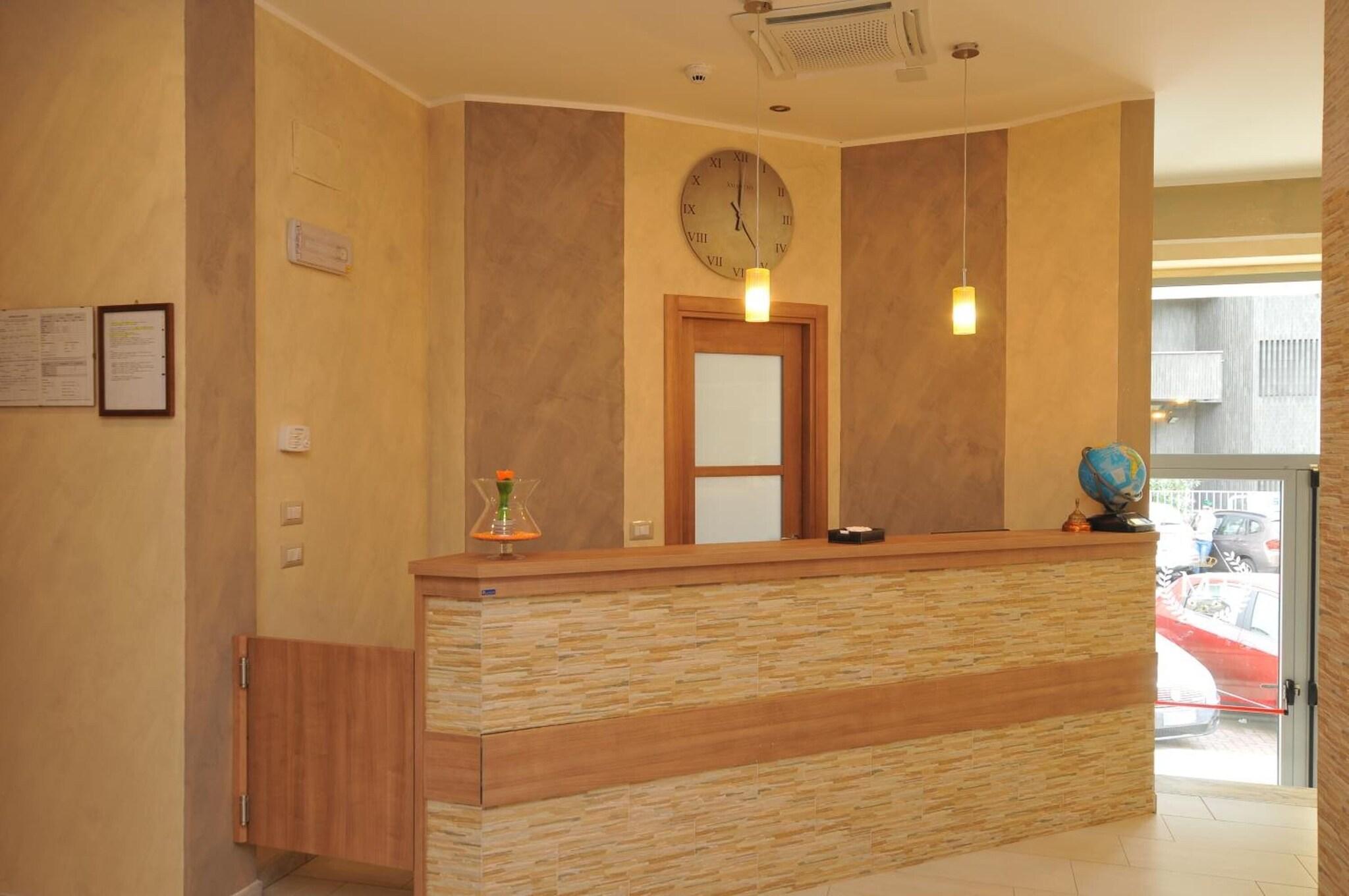 Hotel Montecarlo - photo