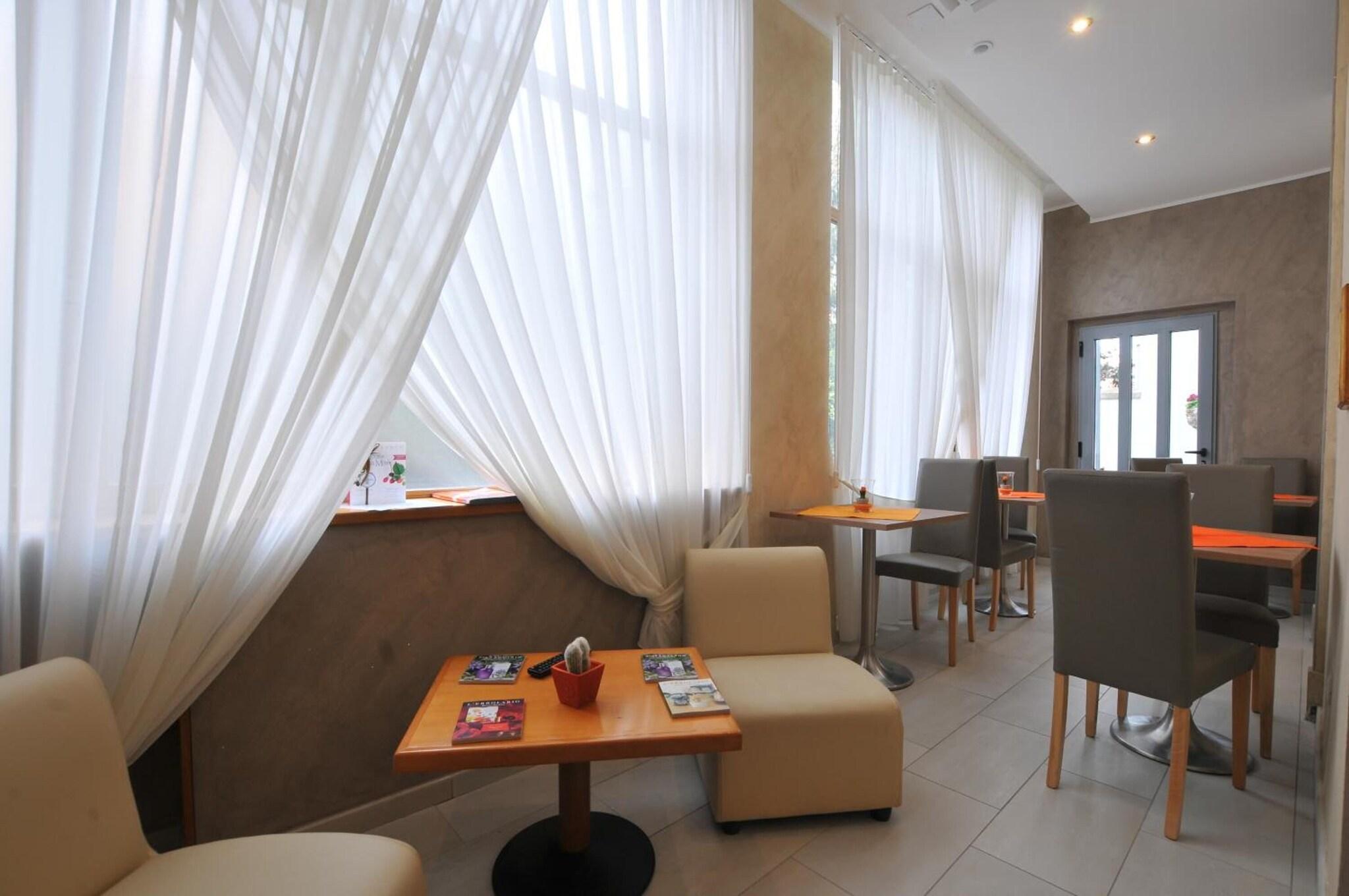 Hotel Montecarlo - photo