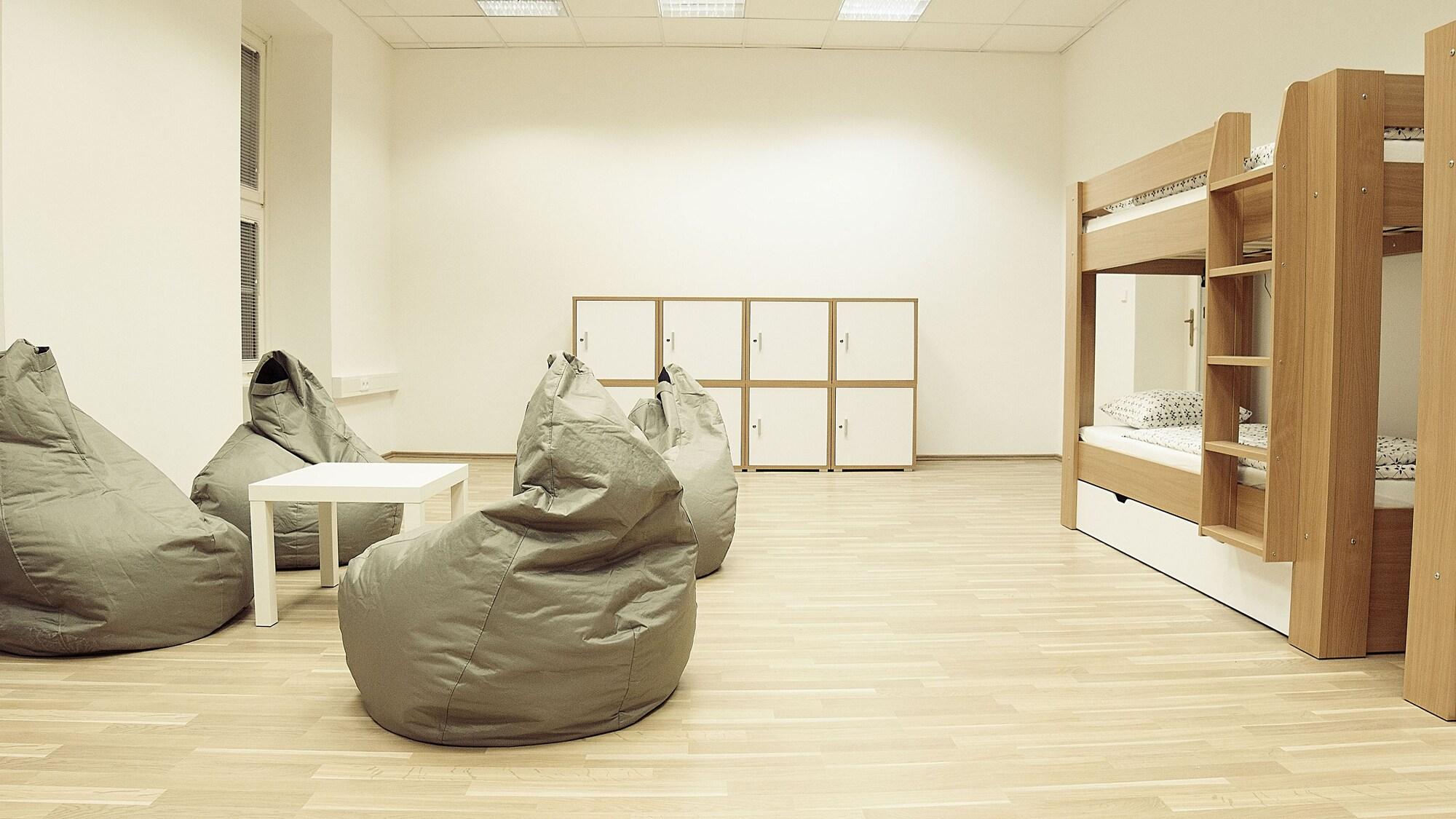 Hostel Folks by null