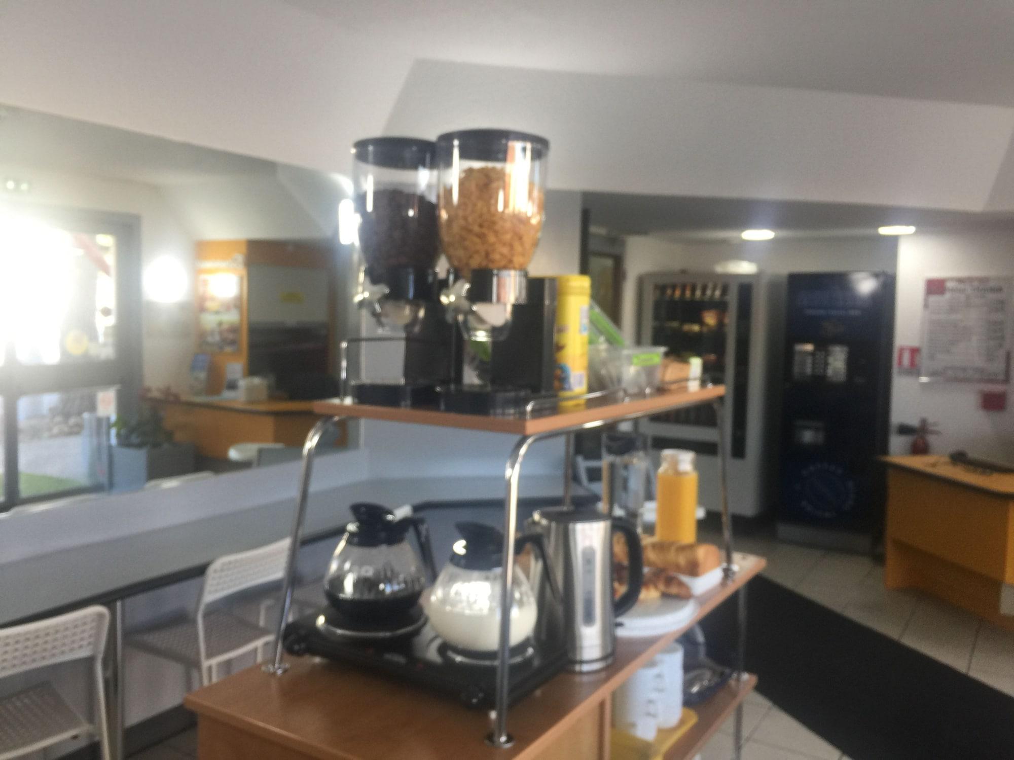 Hotel Thania