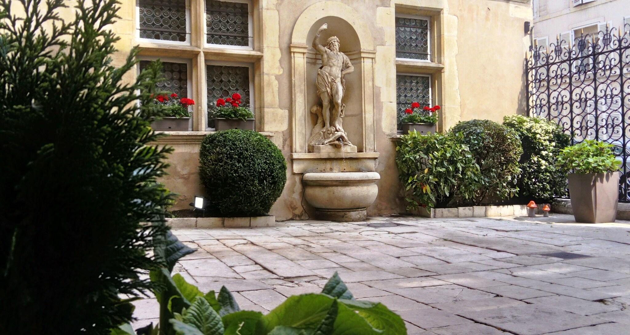 Hotel D'Haussonville by null