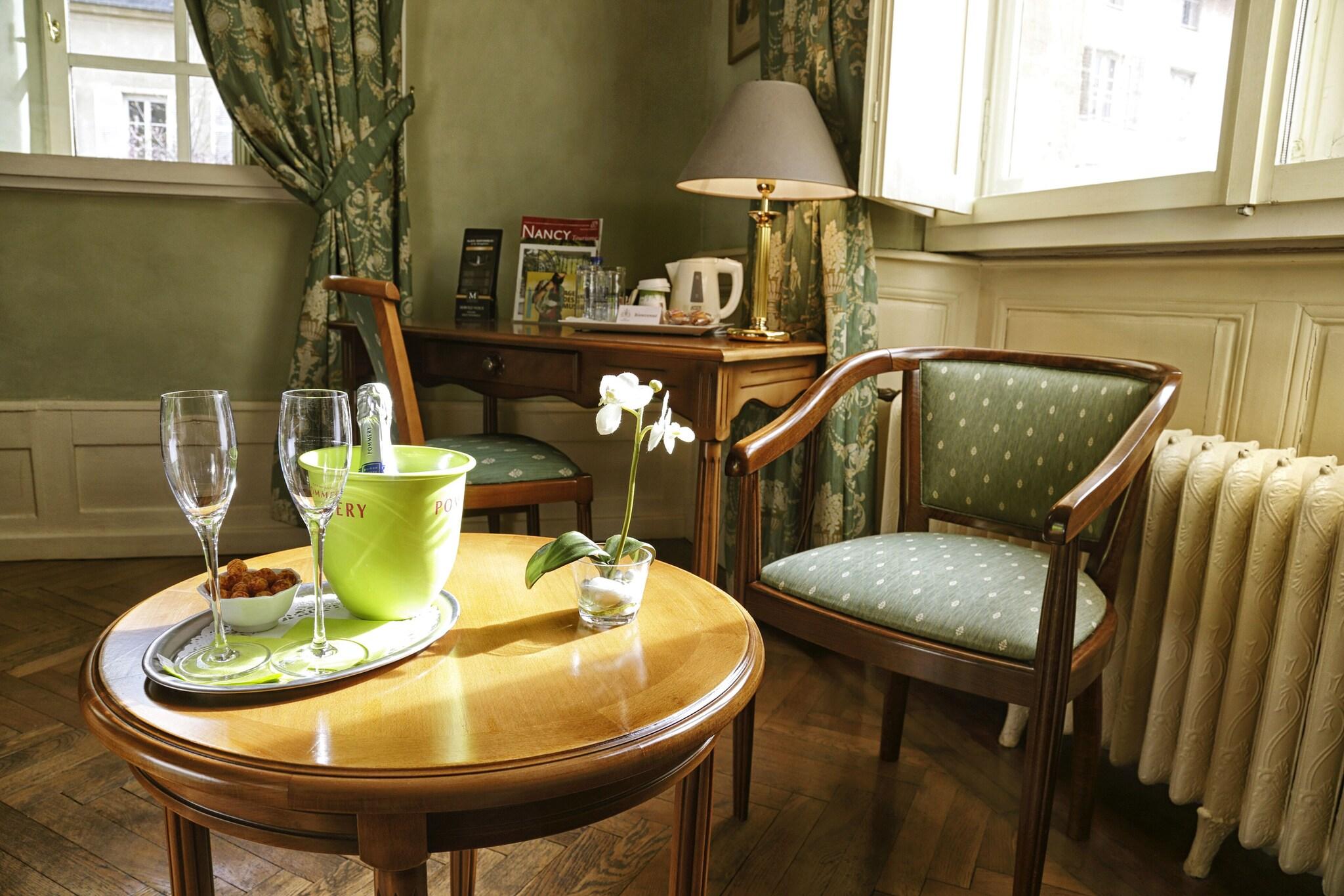 Hotel D'Haussonville by null