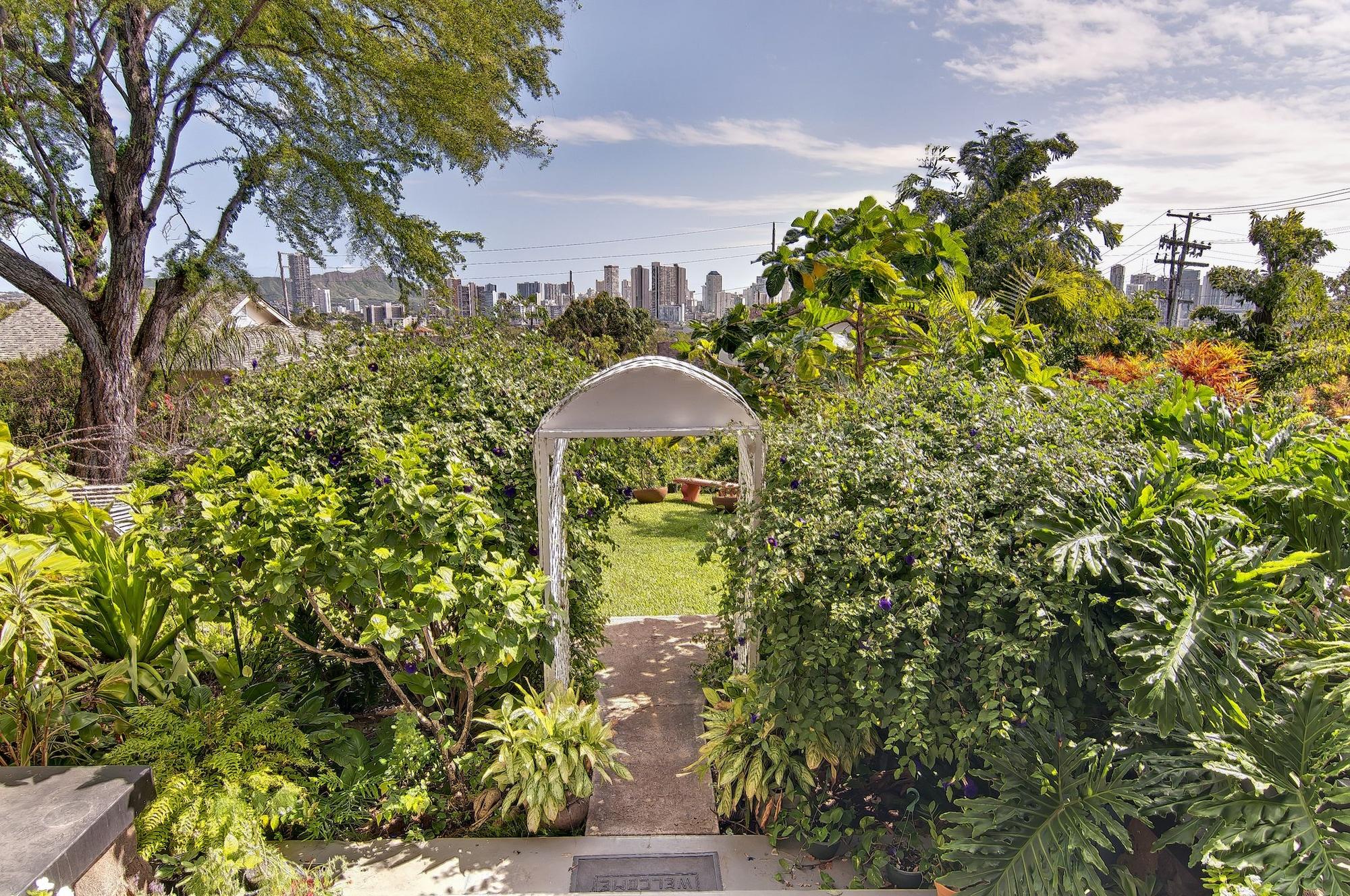 Manoa Valley Inn by null