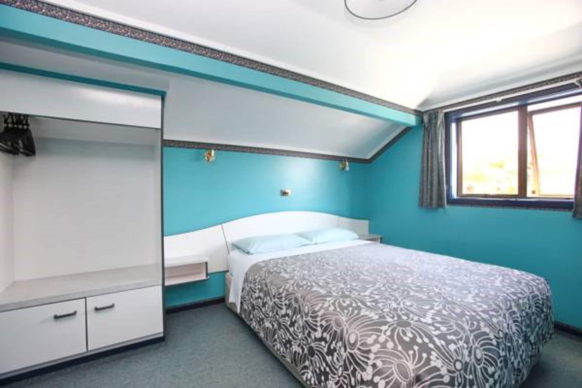 PURE Motel & Guest House