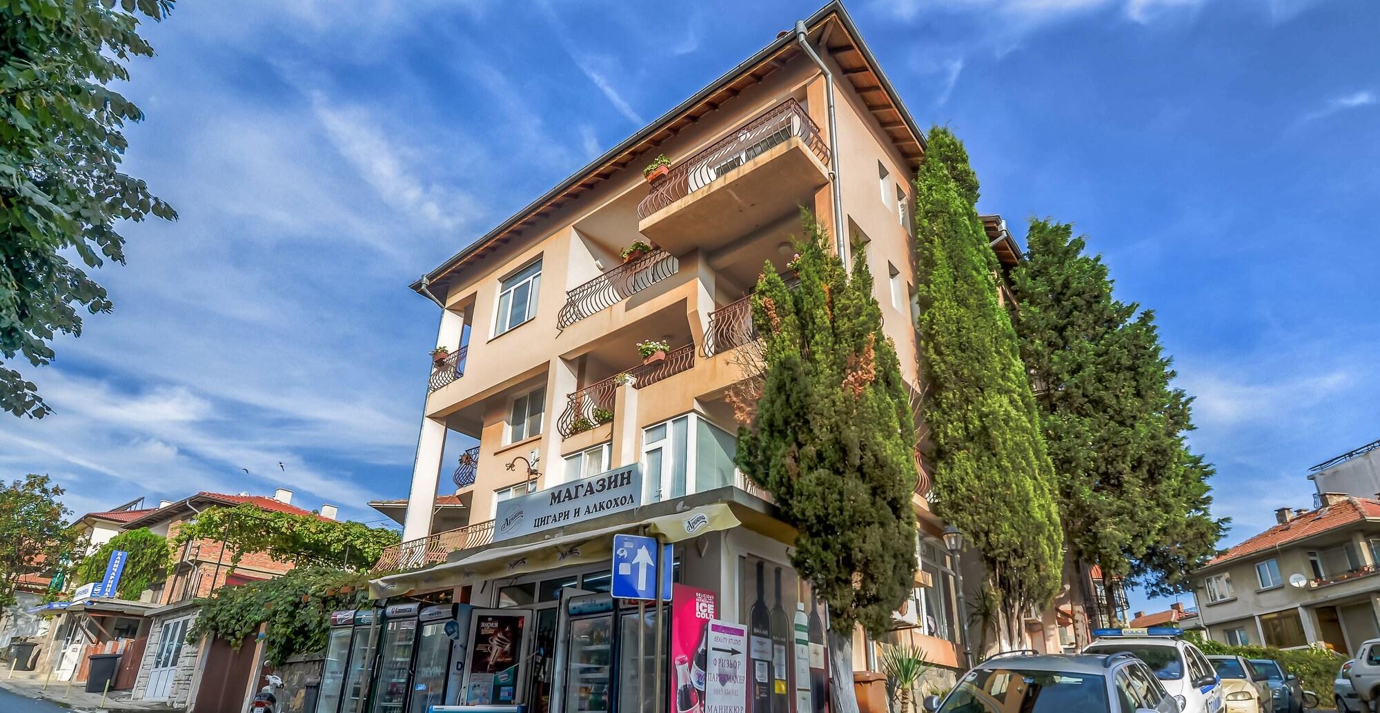 Dom Mladenovi Bed And Breakfast - photo