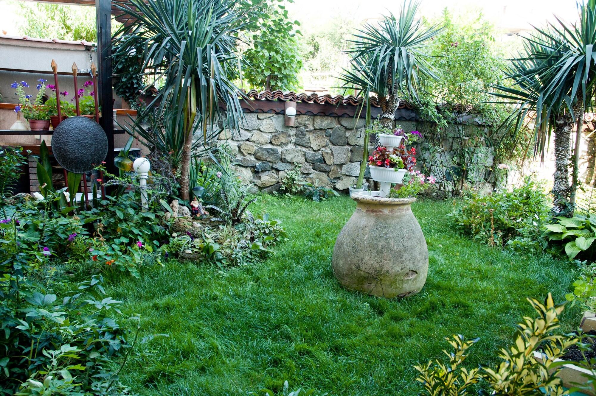 Dom Mladenovi Bed And Breakfast - photo