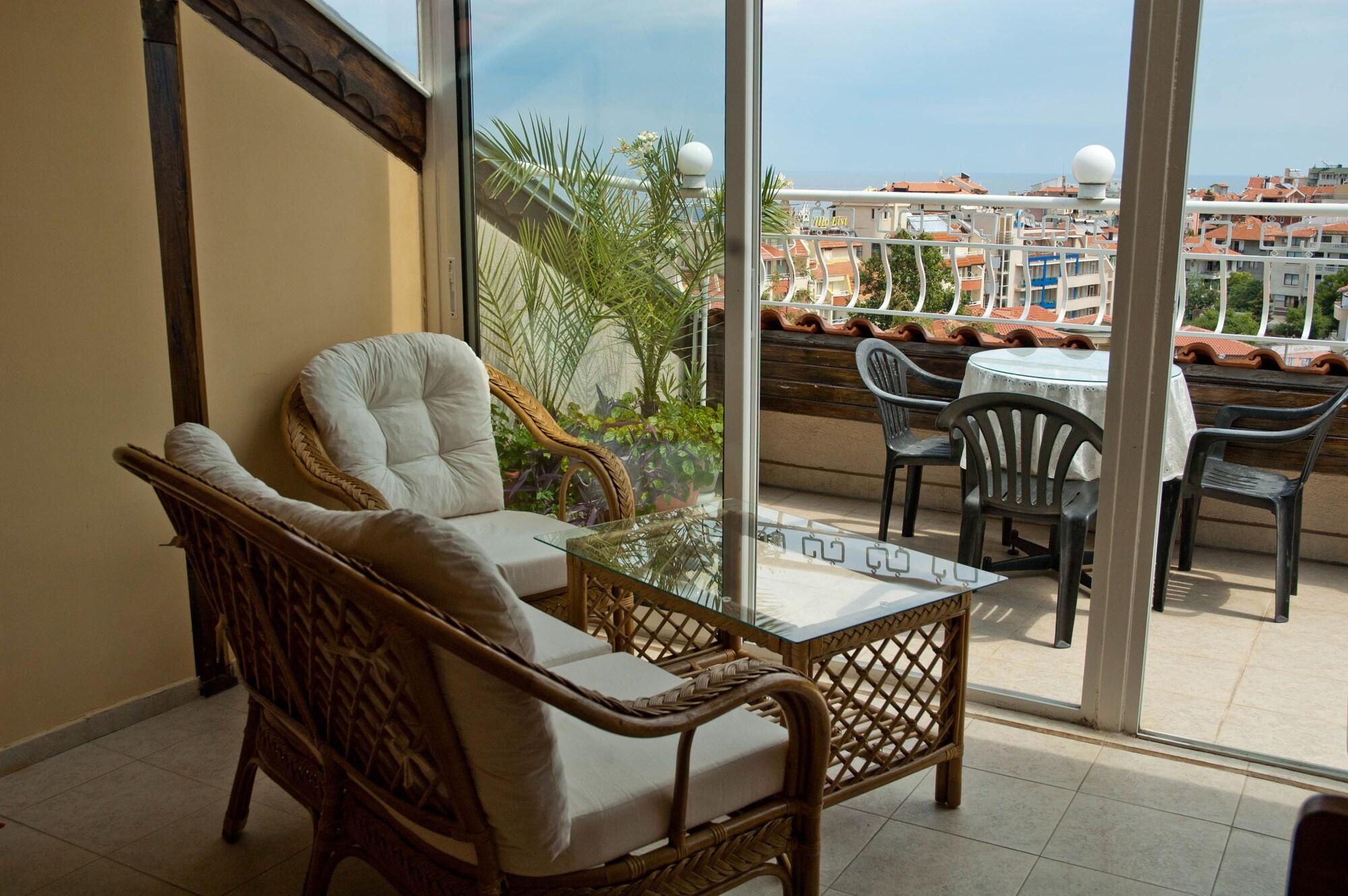 Dom Mladenovi Bed And Breakfast - photo