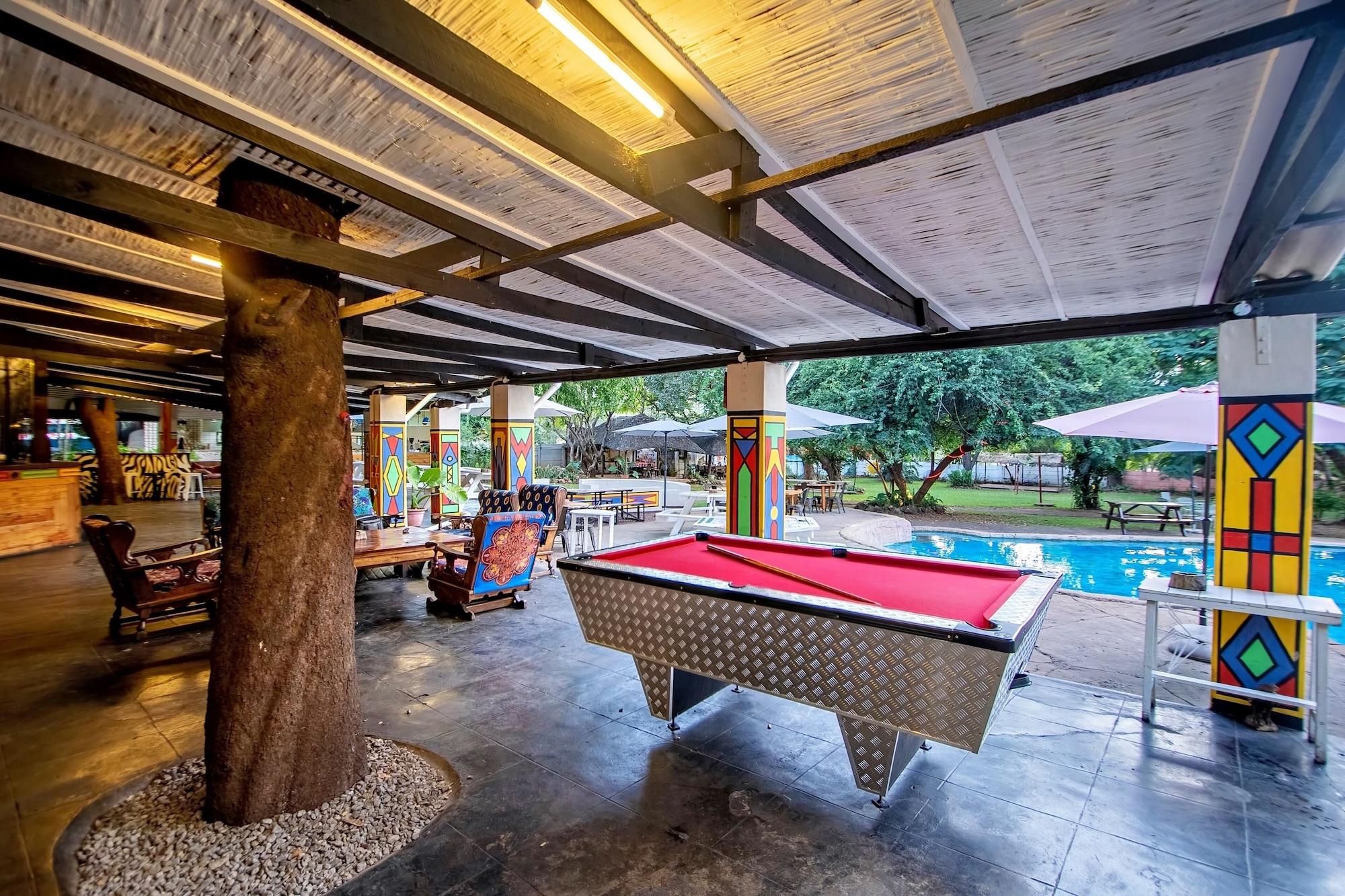 Shoestrings Backpackers & Bar