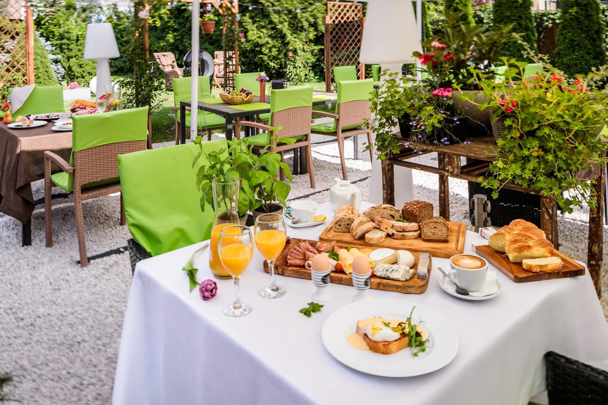 Art & Garden Residence by null