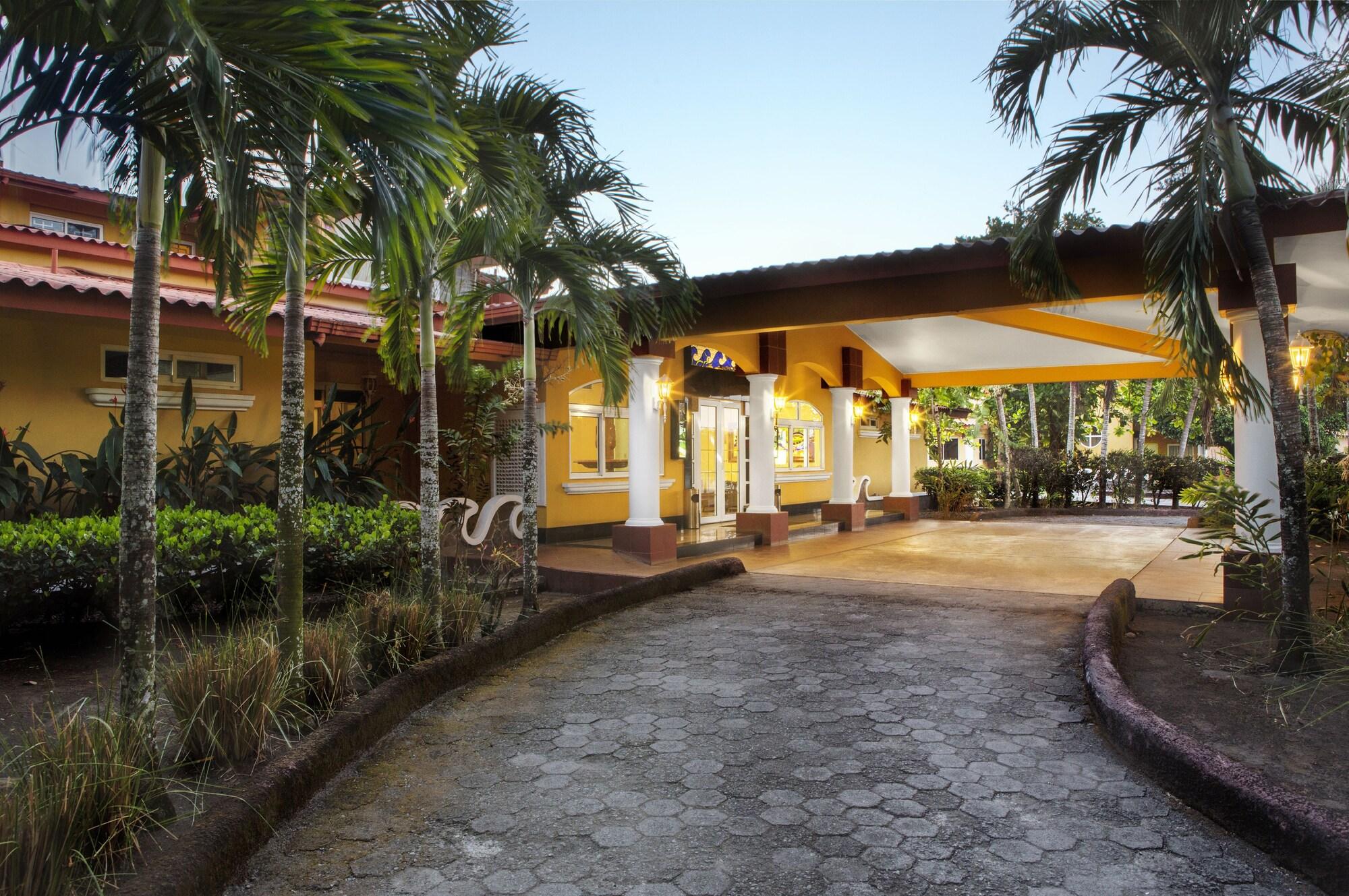 Las Olas Beach Resort by null