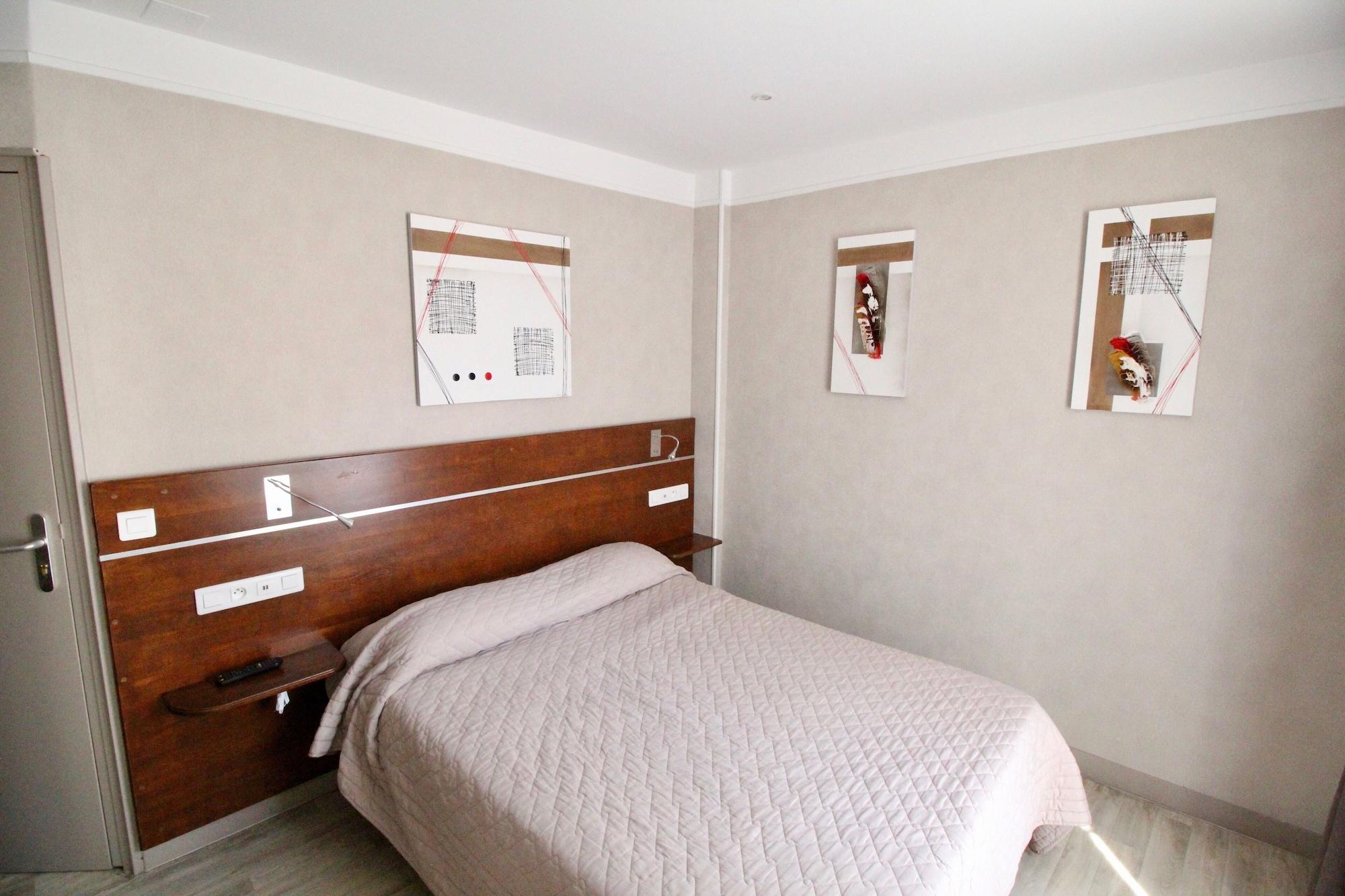 Hôtel des Pyrénées by null