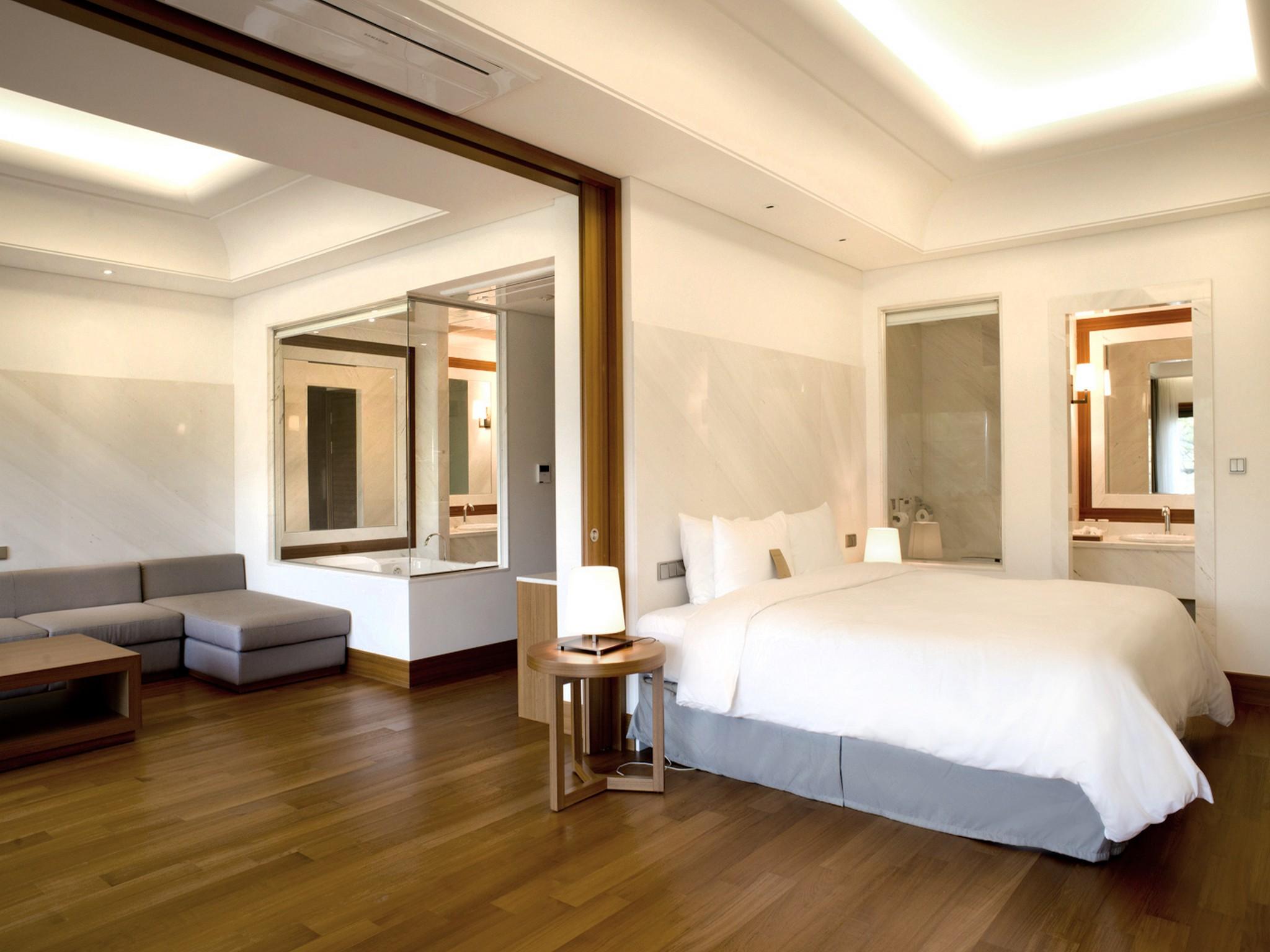 Pine Grove Hotel