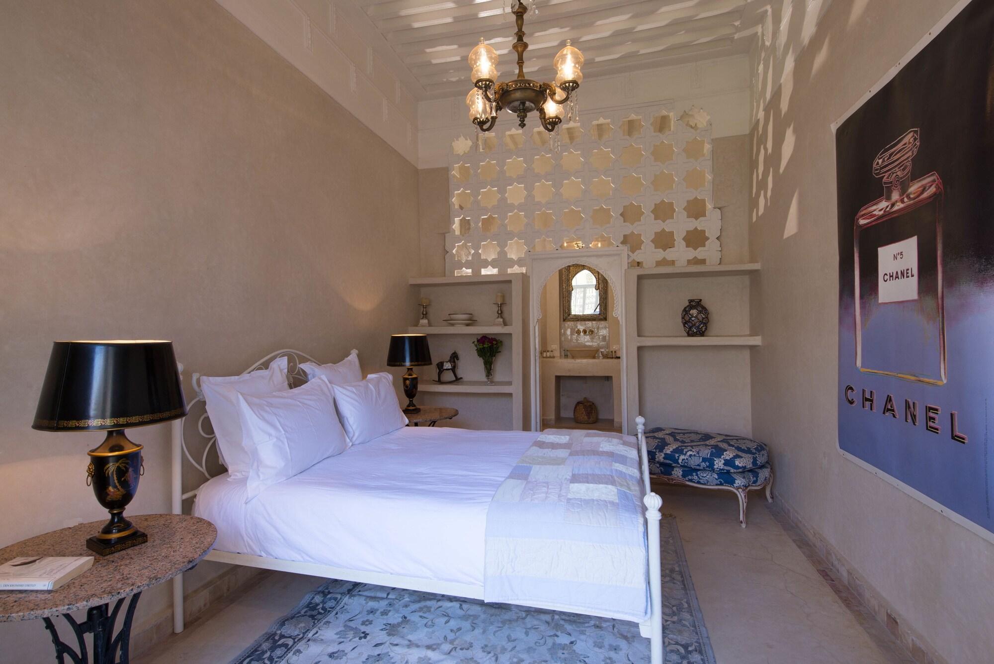 Riad Emberiza Sahari by null