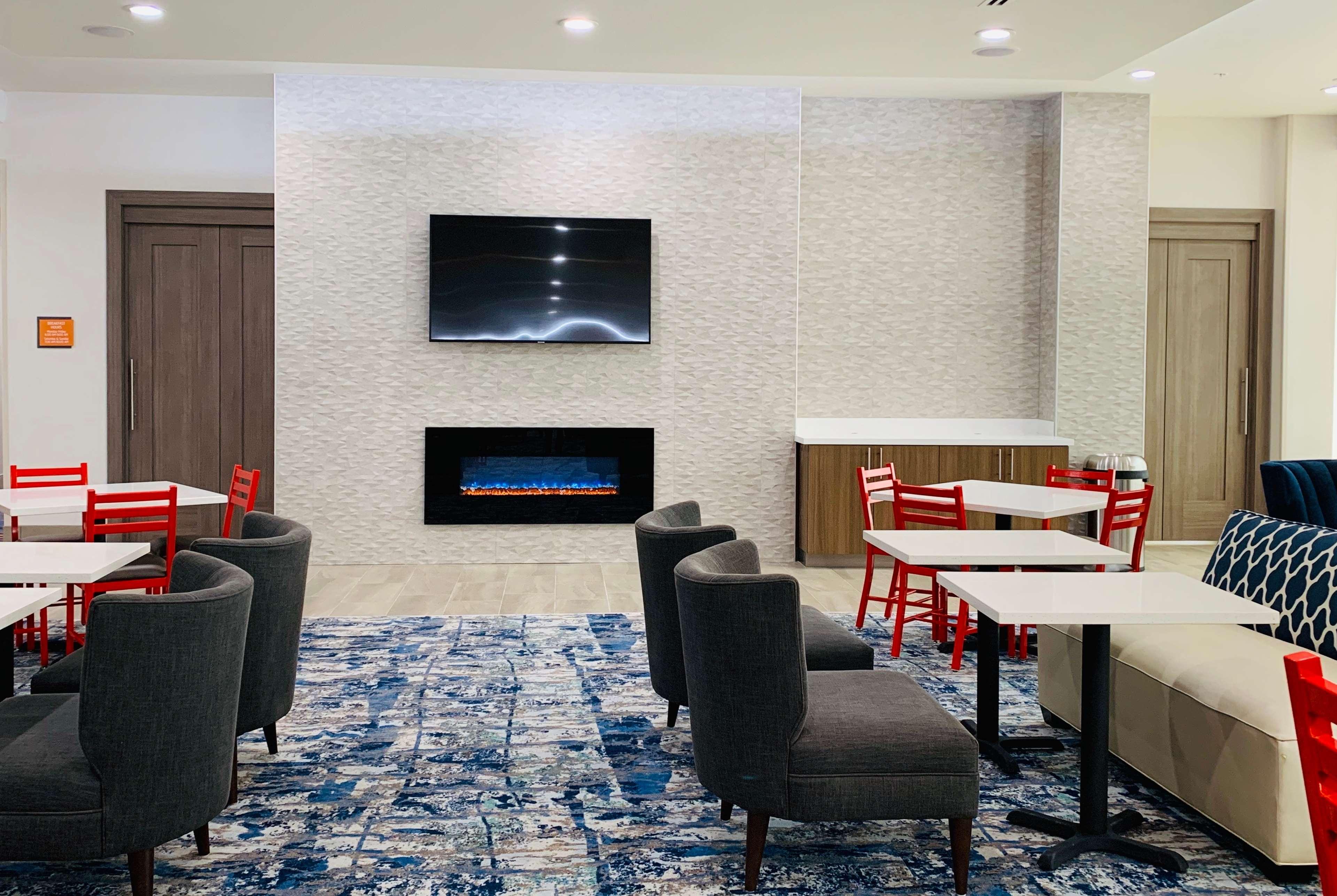La Quinta Inn & Suites Wyndham-Red Oak TX IH-35E