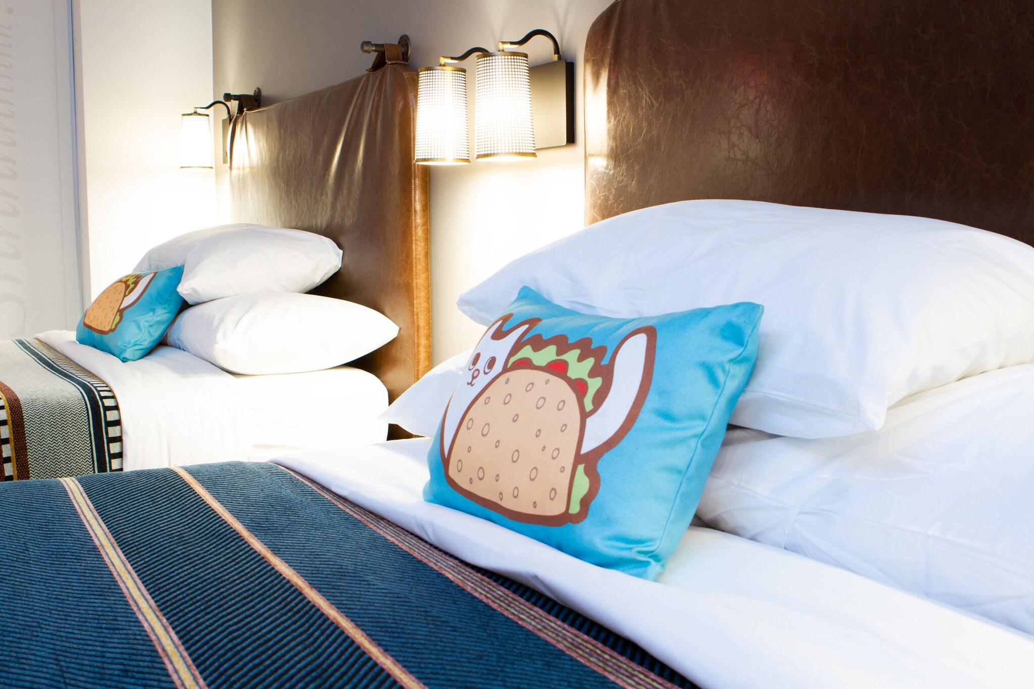 Moxy Austin - University by null