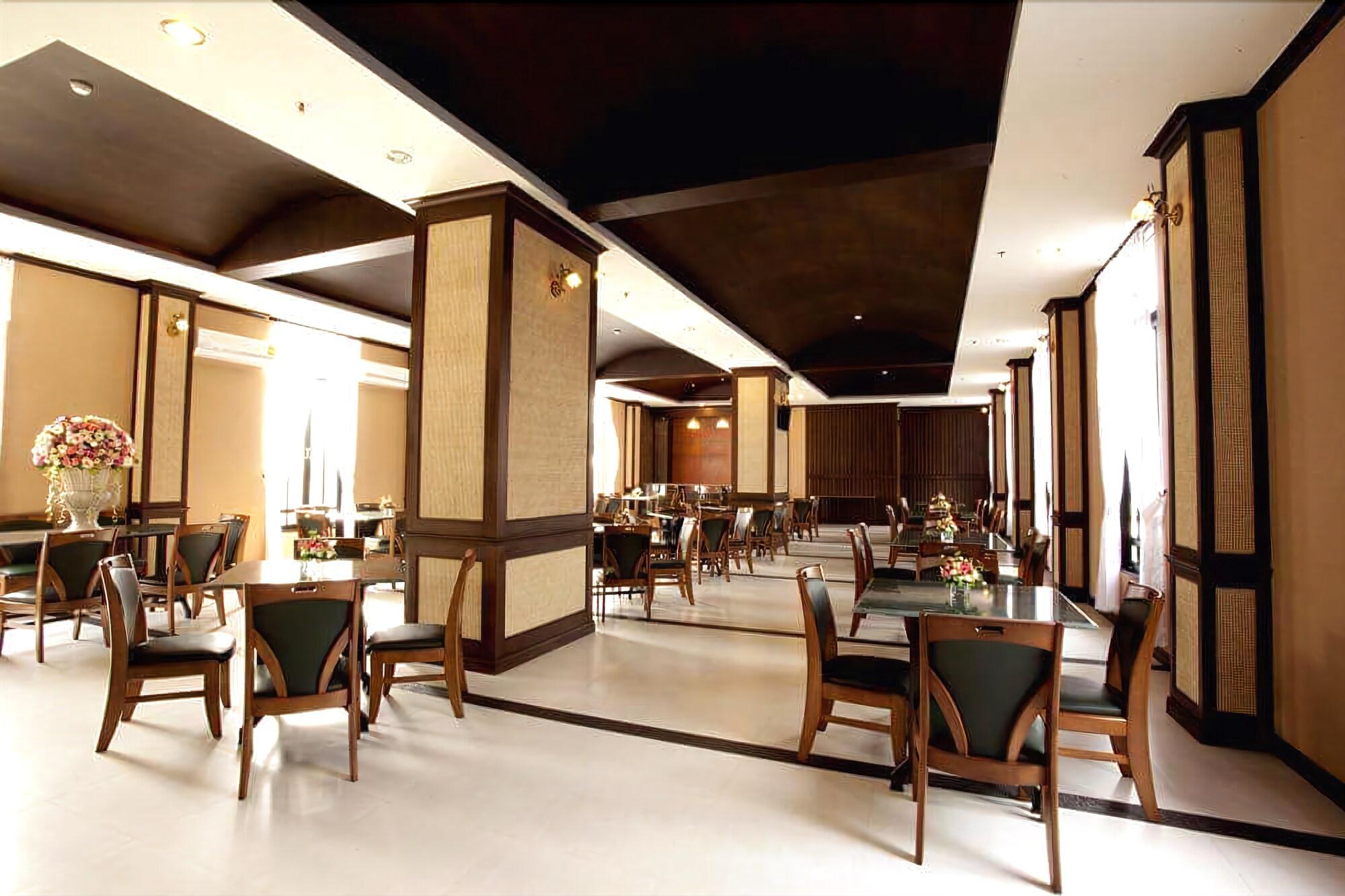 J & Y Lodge Hotel