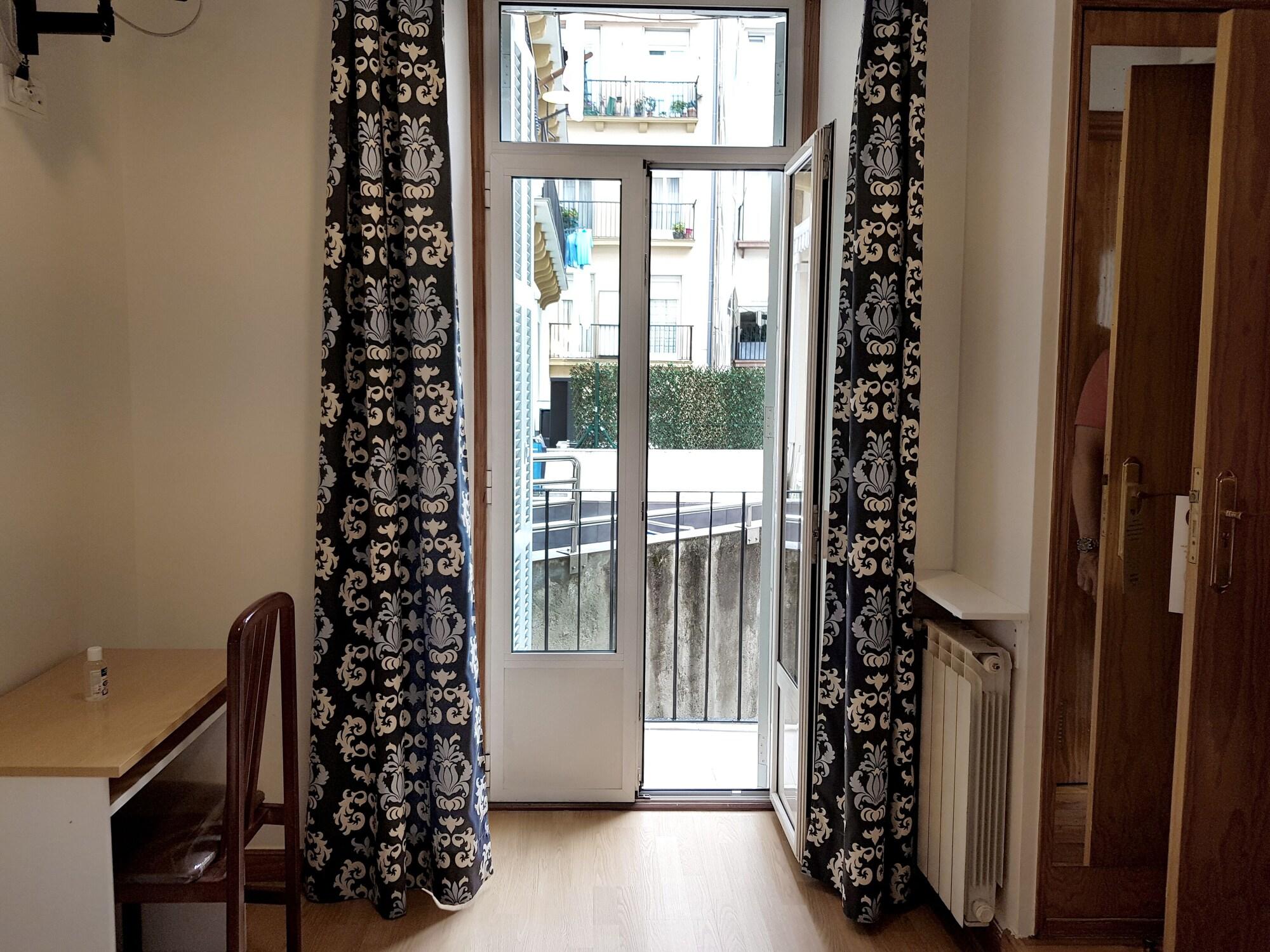 Pensión Régil by null