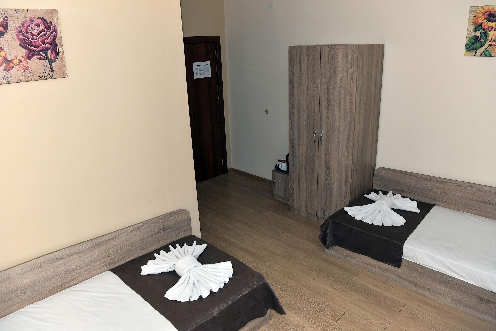 Twain Apart&Rooms