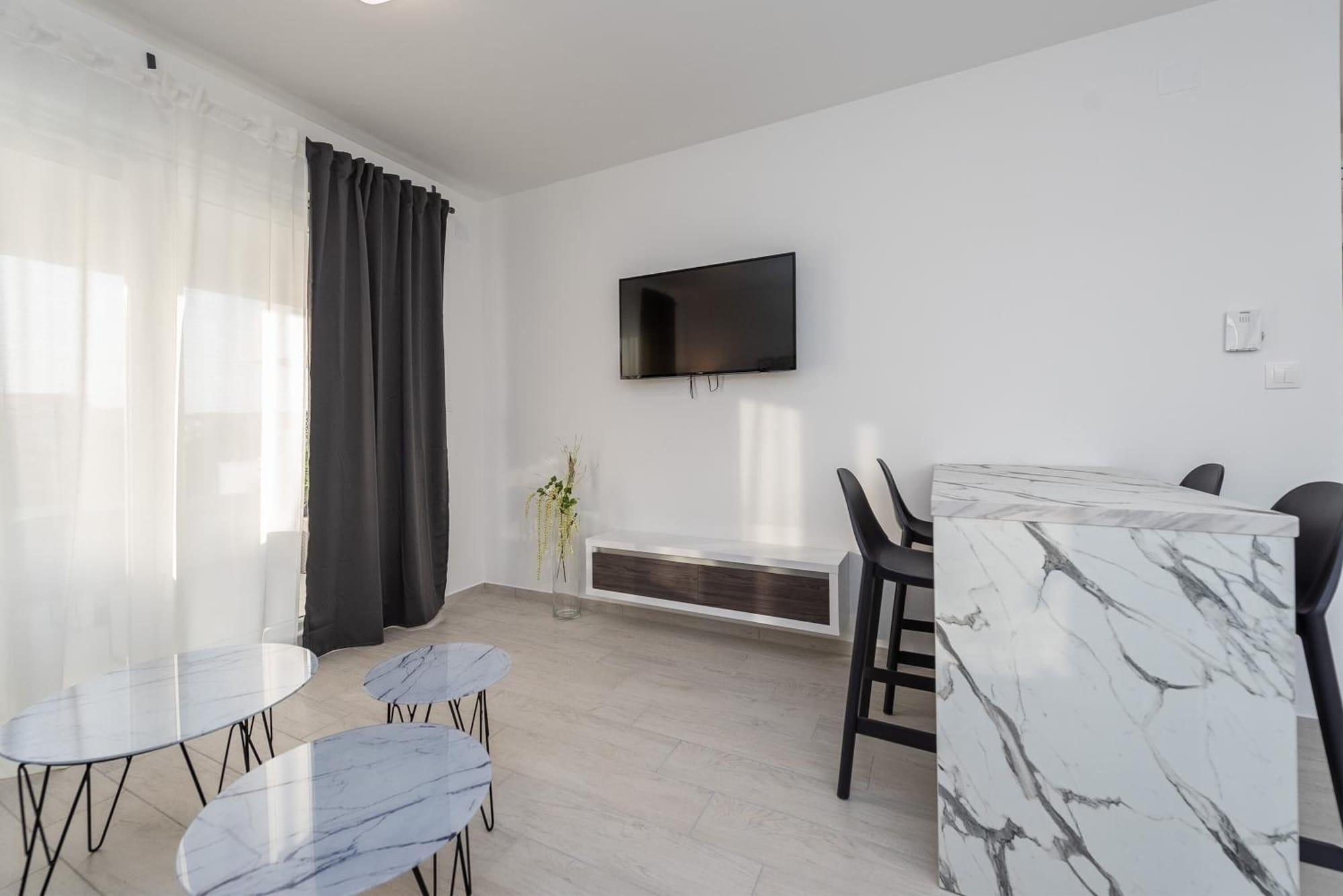 Apartments & Rooms Pool Villas Maris