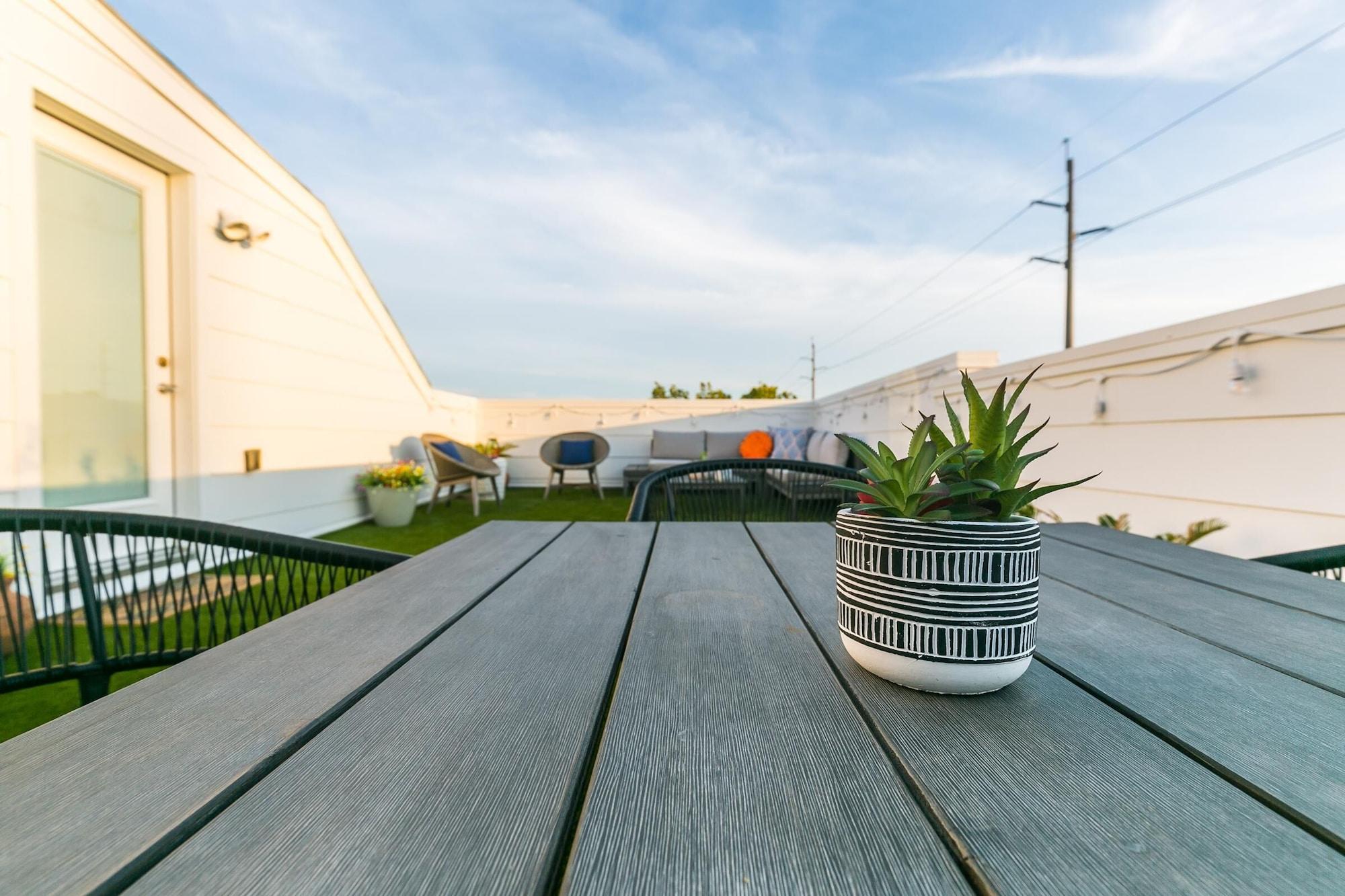 Montrose Suites by null