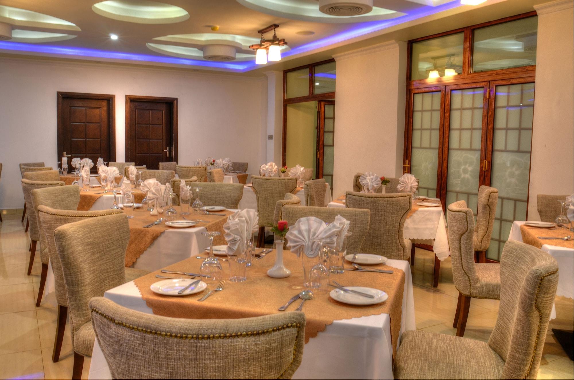 THE WHITE RHINO HOTEL by null