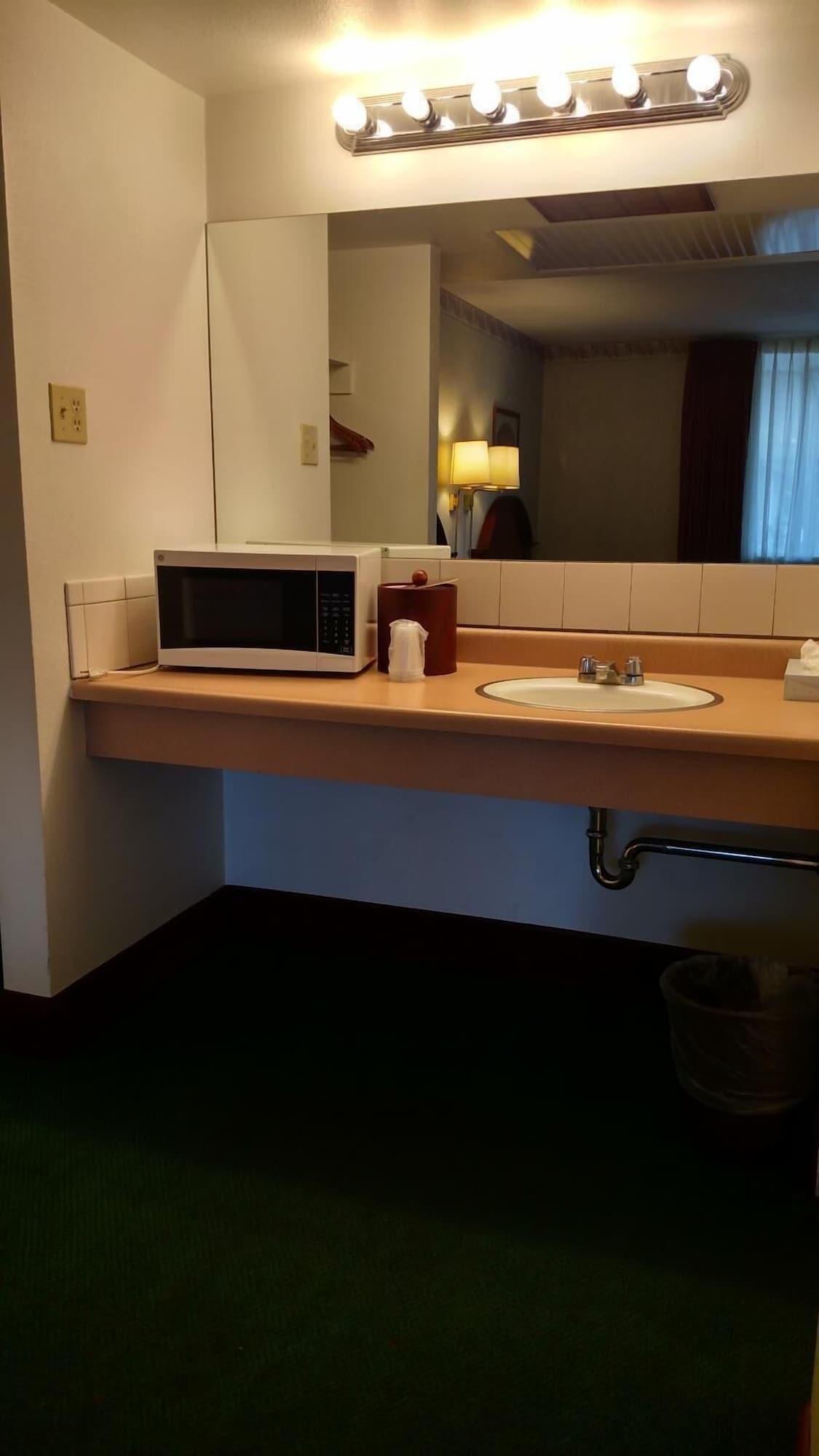 Travelers Uptown Motel