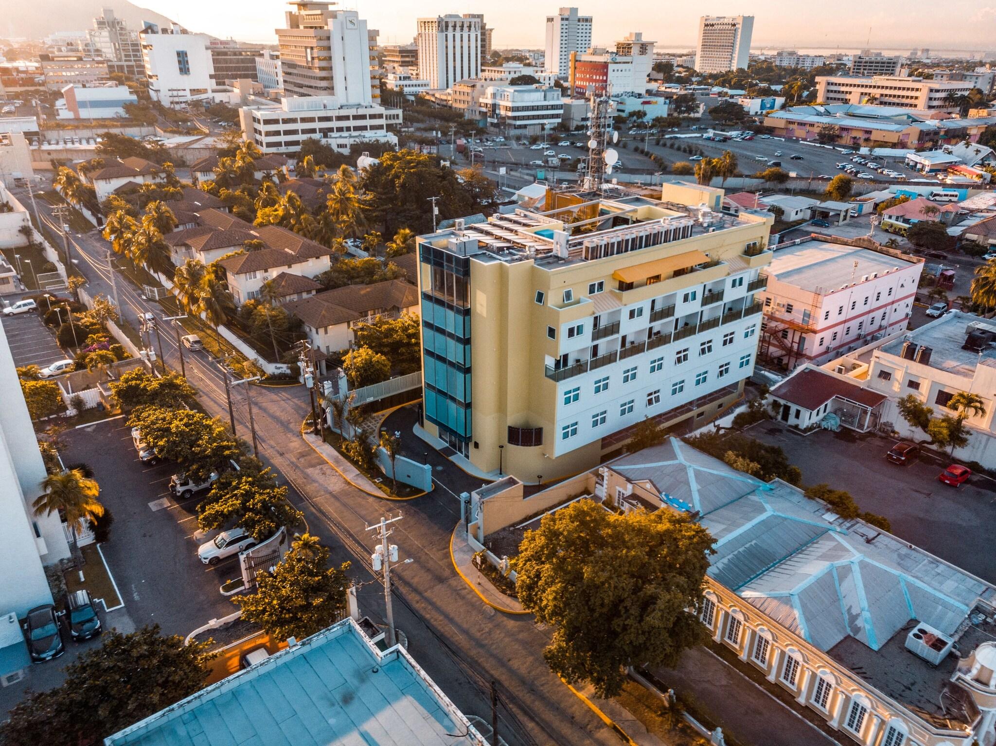R Hotel Kingston by null