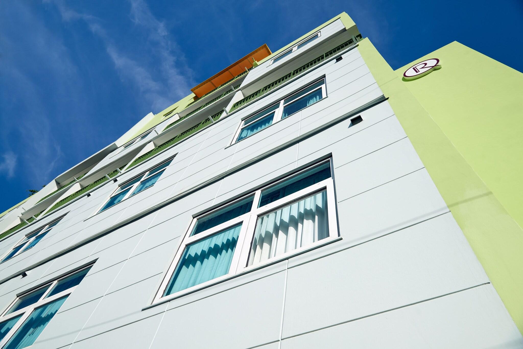 R Hotel Kingston by null
