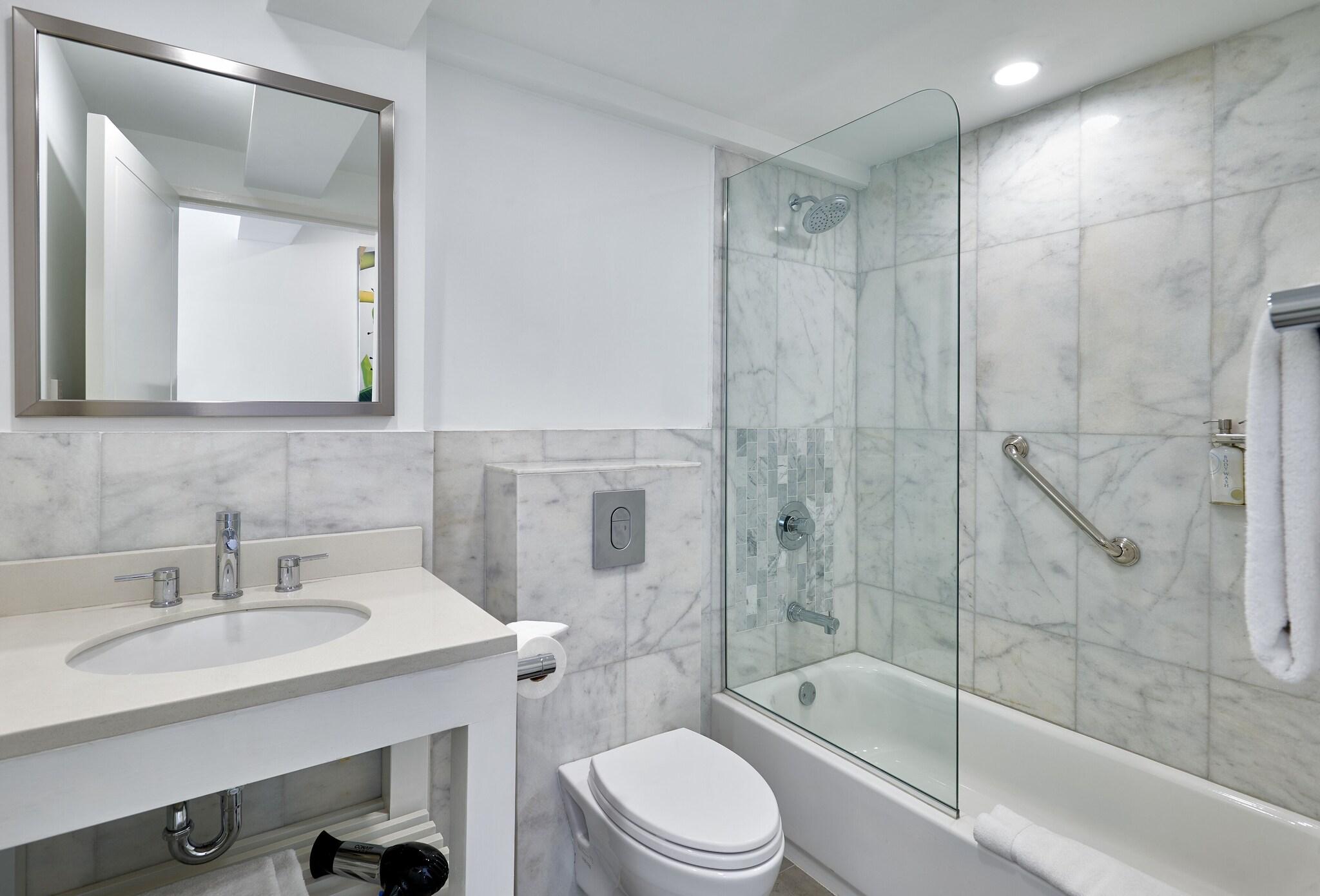 R Hotel Kingston by null