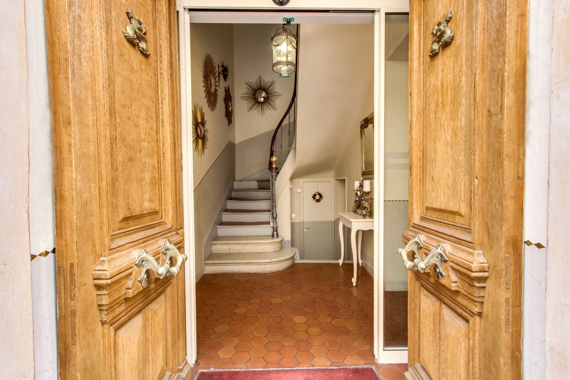 Les Quatre Dauphins by null