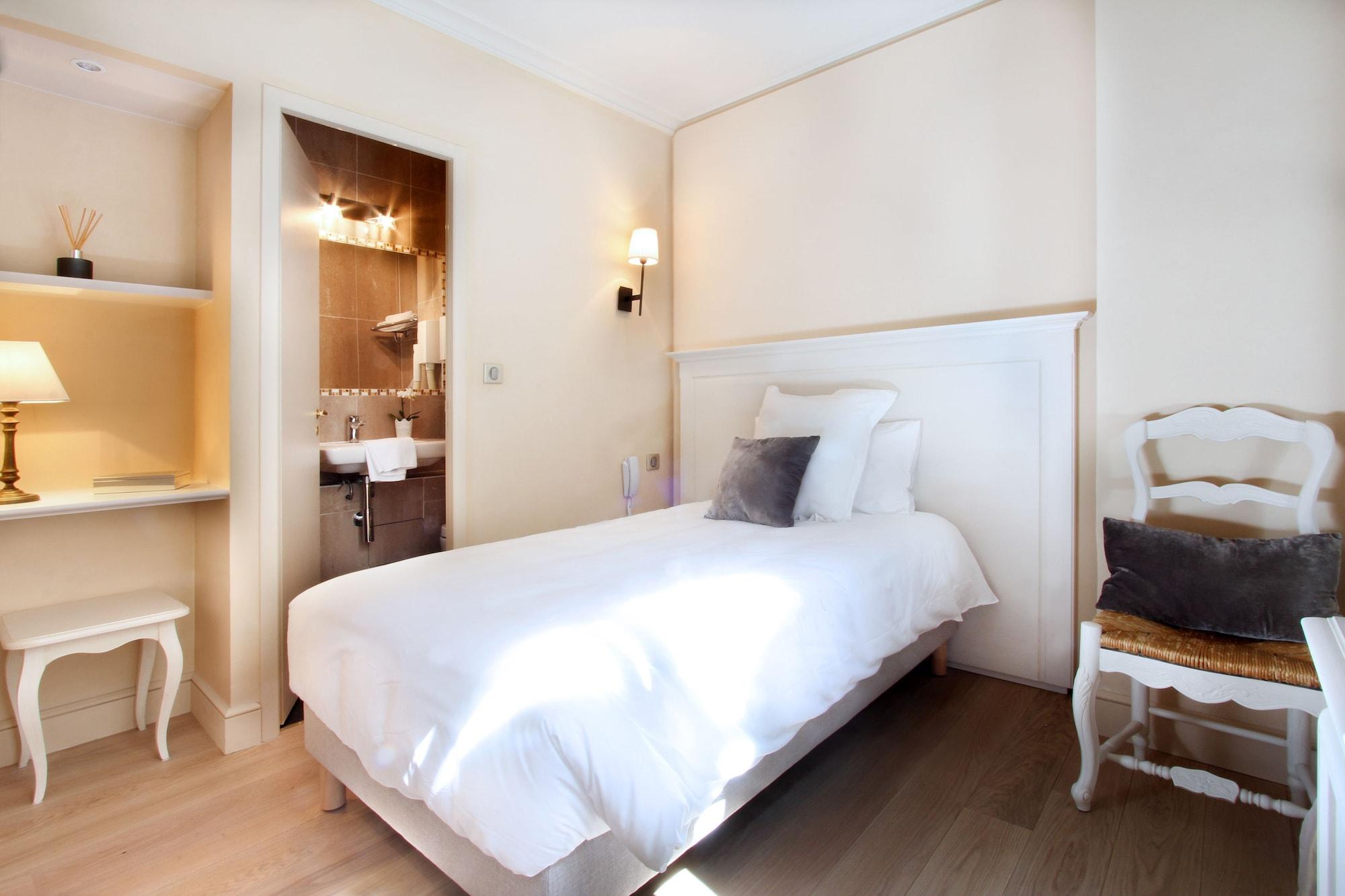 Les Quatre Dauphins by null