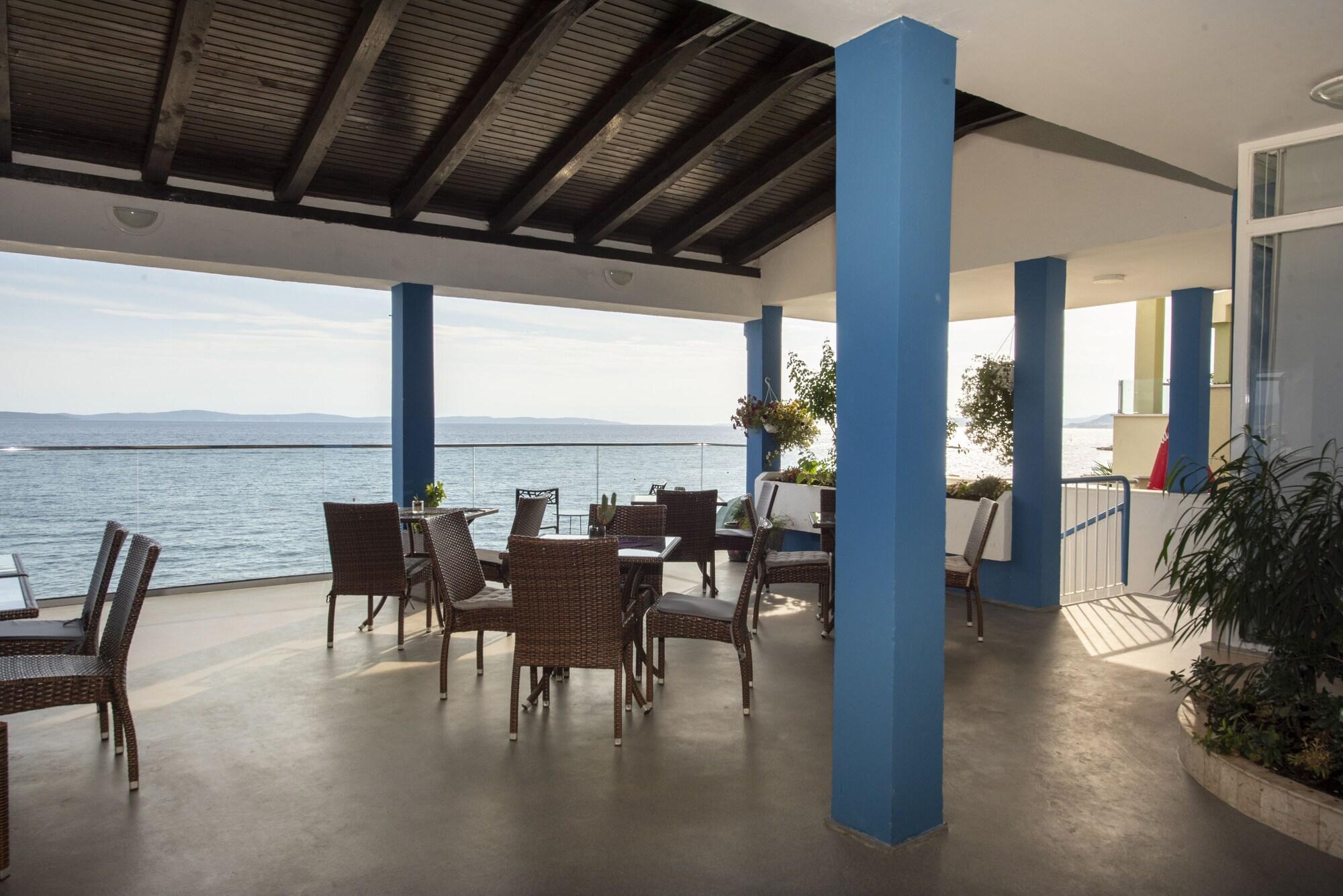 Beachfront Apartmants Zanic - photo