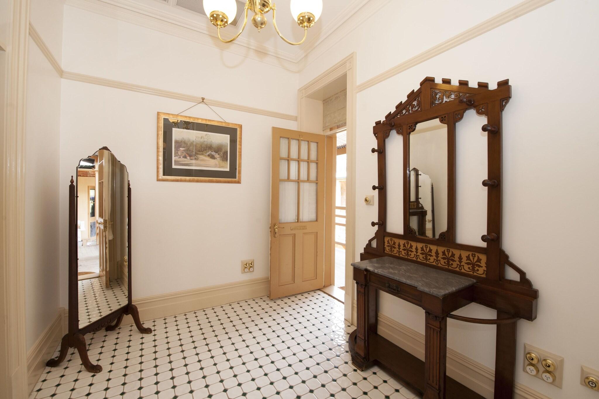 Cobb & Co Court Boutique Hotel by null