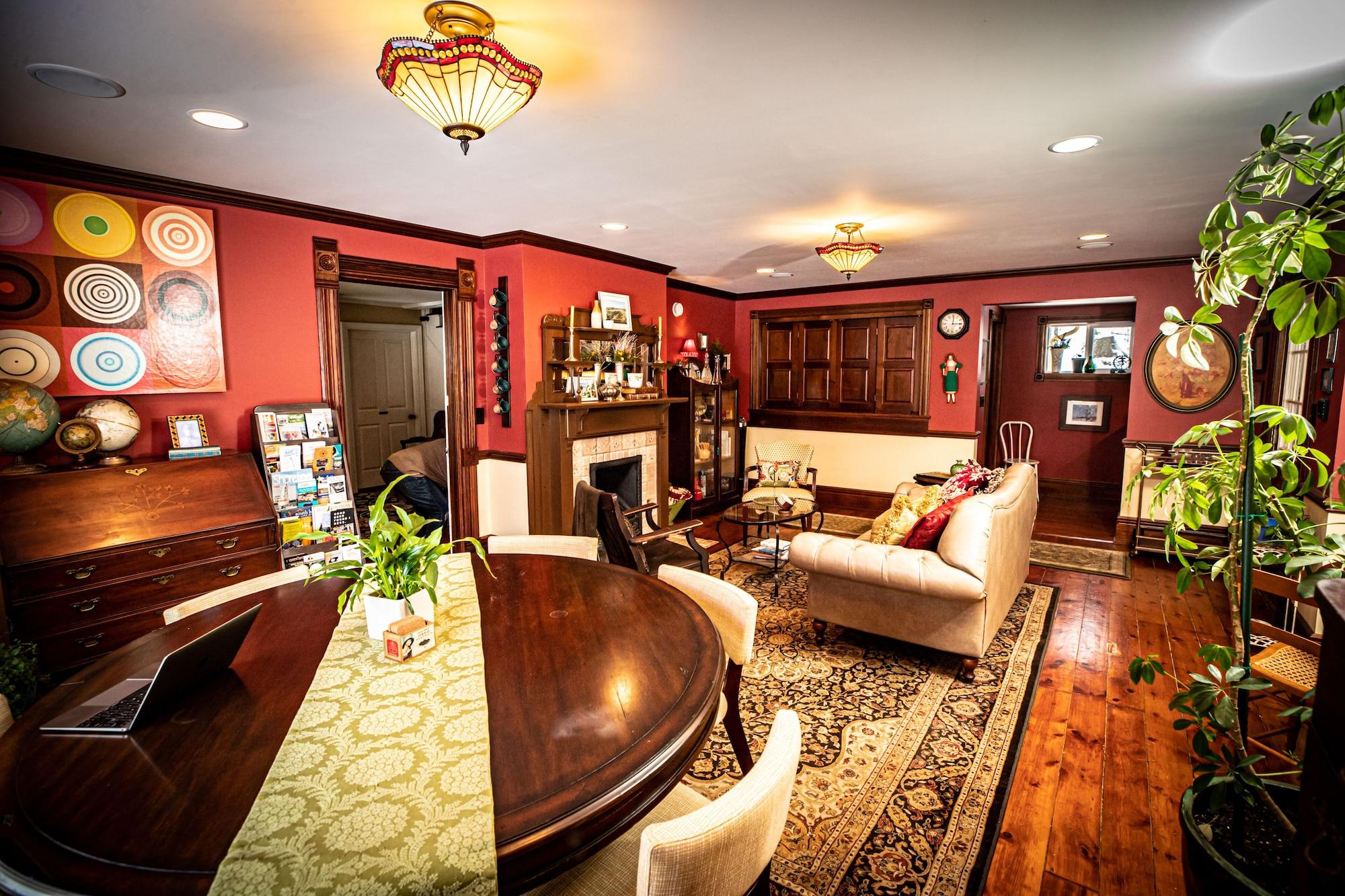 Twin Oaks Inn
