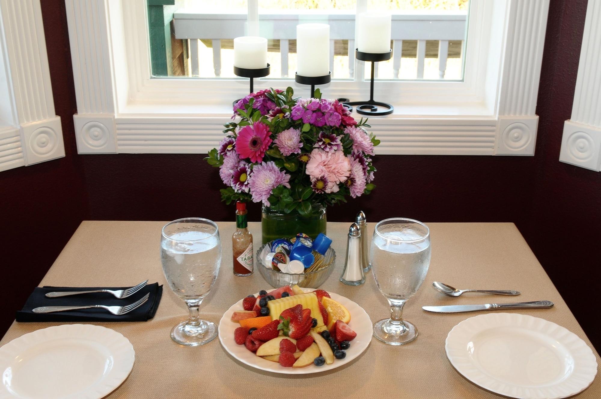 The Collins Inn and Seaside Cottages - Adults Only