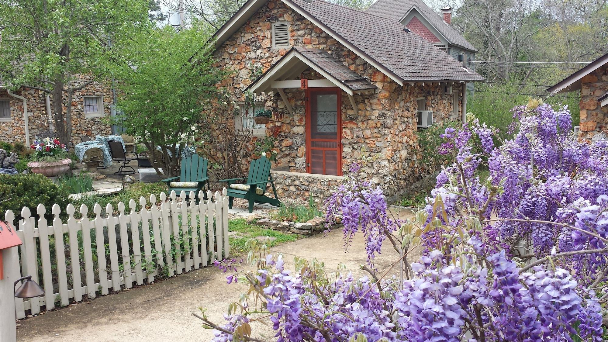 Room 2, Rock Cottage Gardens B&B, Carroll