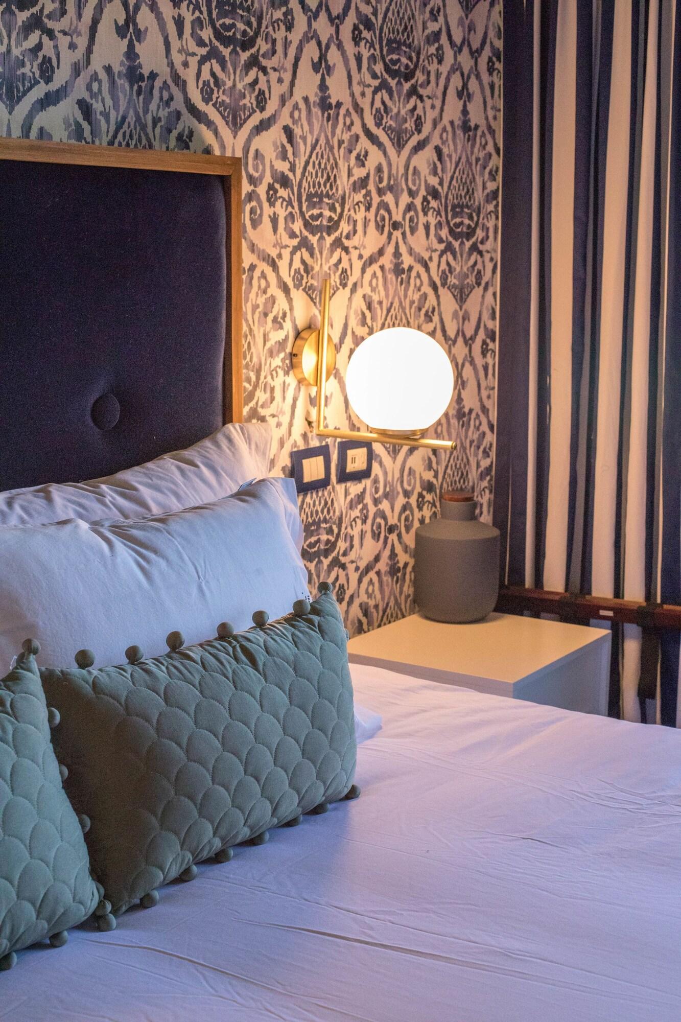 HOTEL PUG SEAL POLANCO ANATOLE FRANCE by null